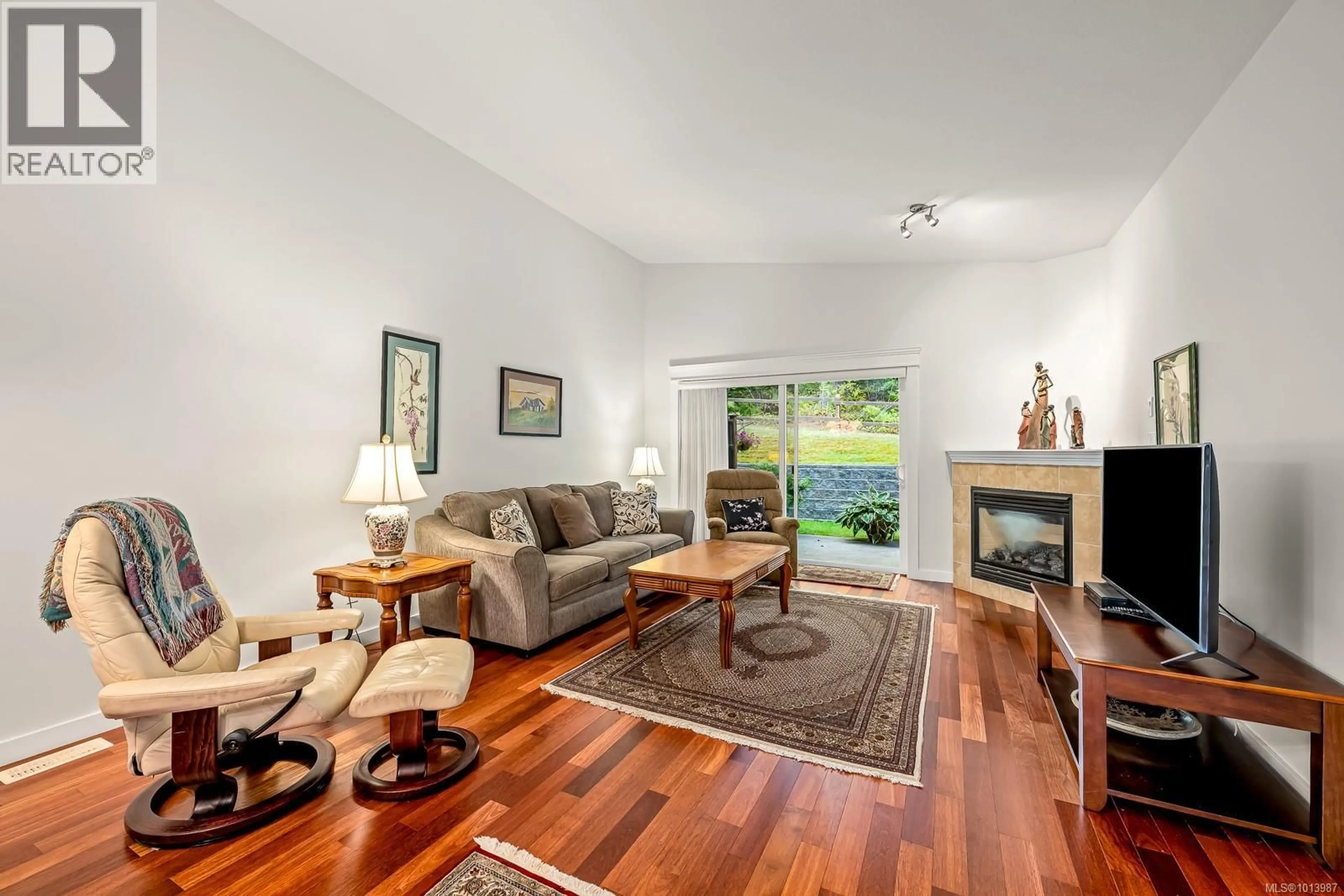 Living room with furniture, wood/laminate floor for 23 - 2001 BLUE JAY PLACE, Courtenay British Columbia V9N4A8