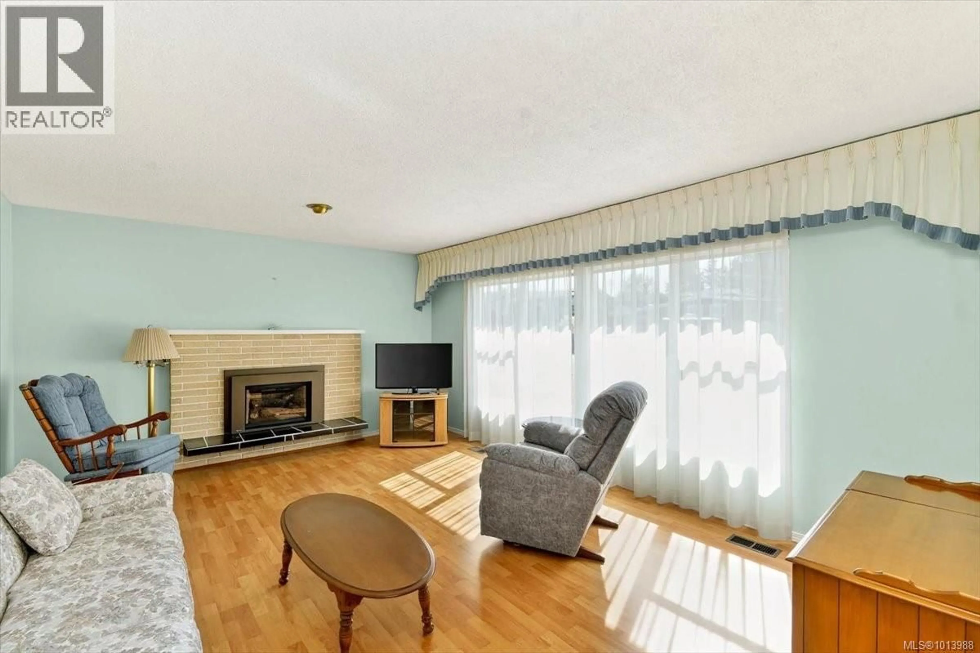 Living room with furniture, wood/laminate floor for 3891 CRAIG ROAD, Port Alberni British Columbia V9Y5Y7