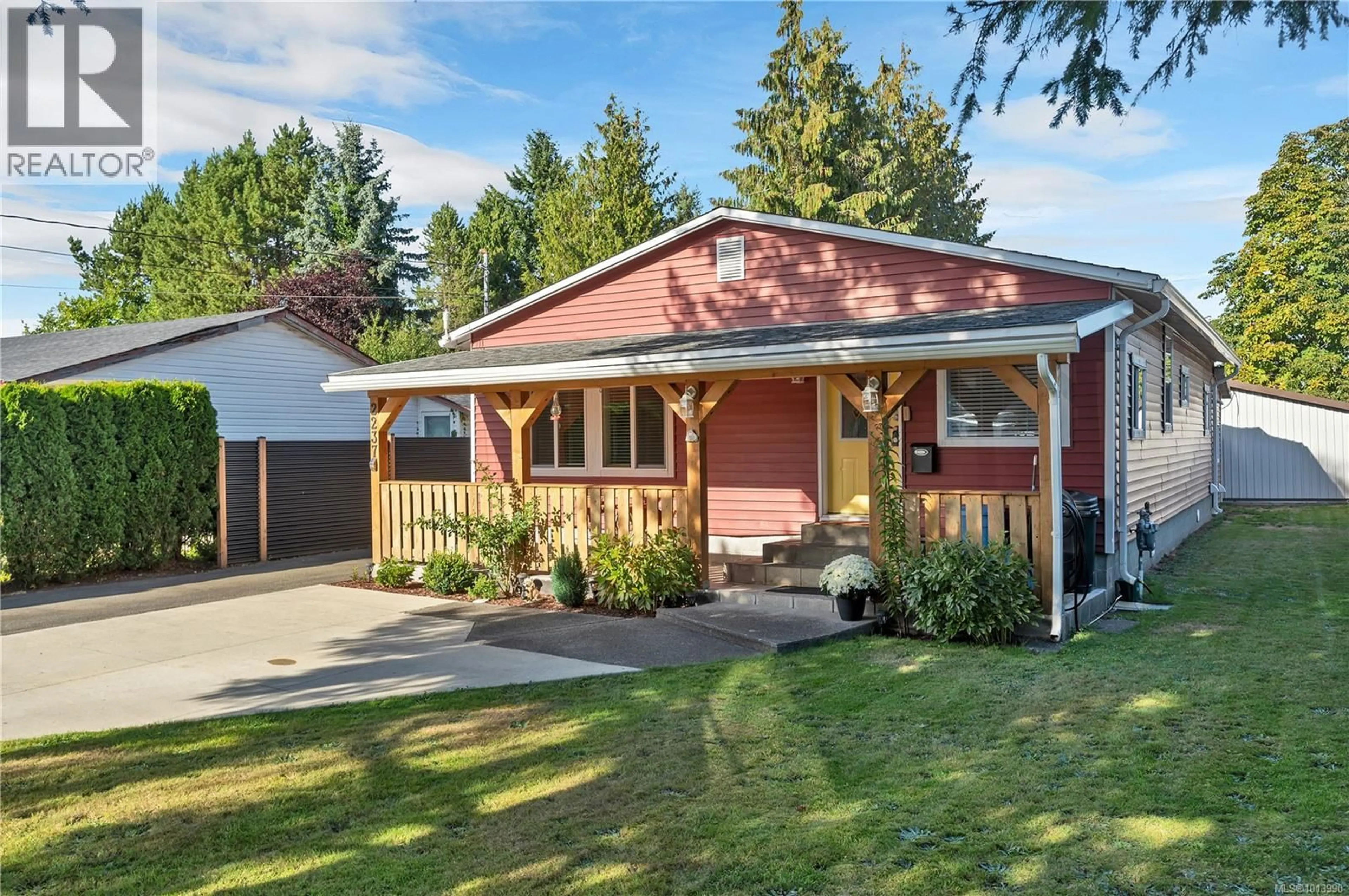 Home with vinyl exterior material, street for 2237 EARDLEY ROAD, Campbell River British Columbia V9W1L8