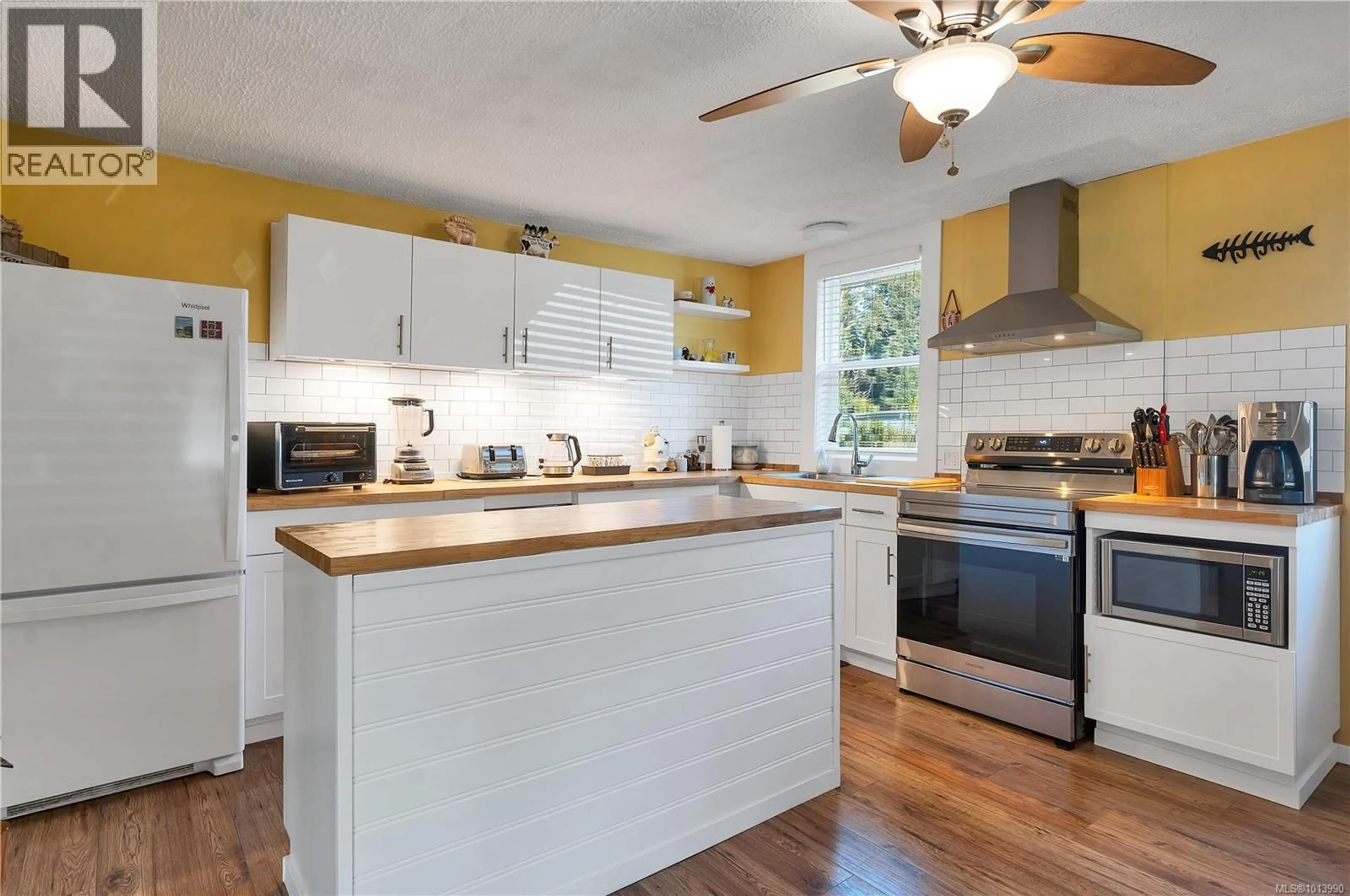 Open concept kitchen, unknown for 2237 EARDLEY ROAD, Campbell River British Columbia V9W1L8