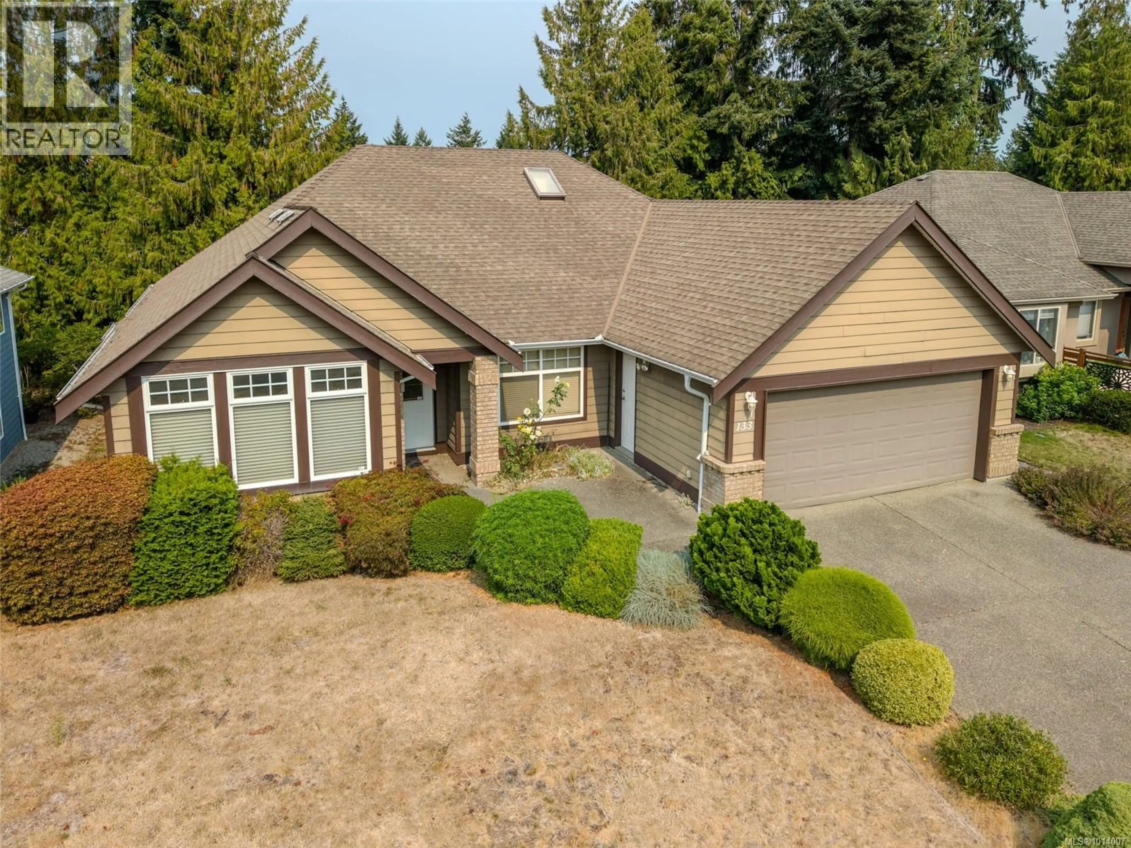 A pic from outside/outdoor area/front of a property/back of a property/a pic from drone, street for 133 HAMILTON AVENUE, Parksville British Columbia V9P2W4