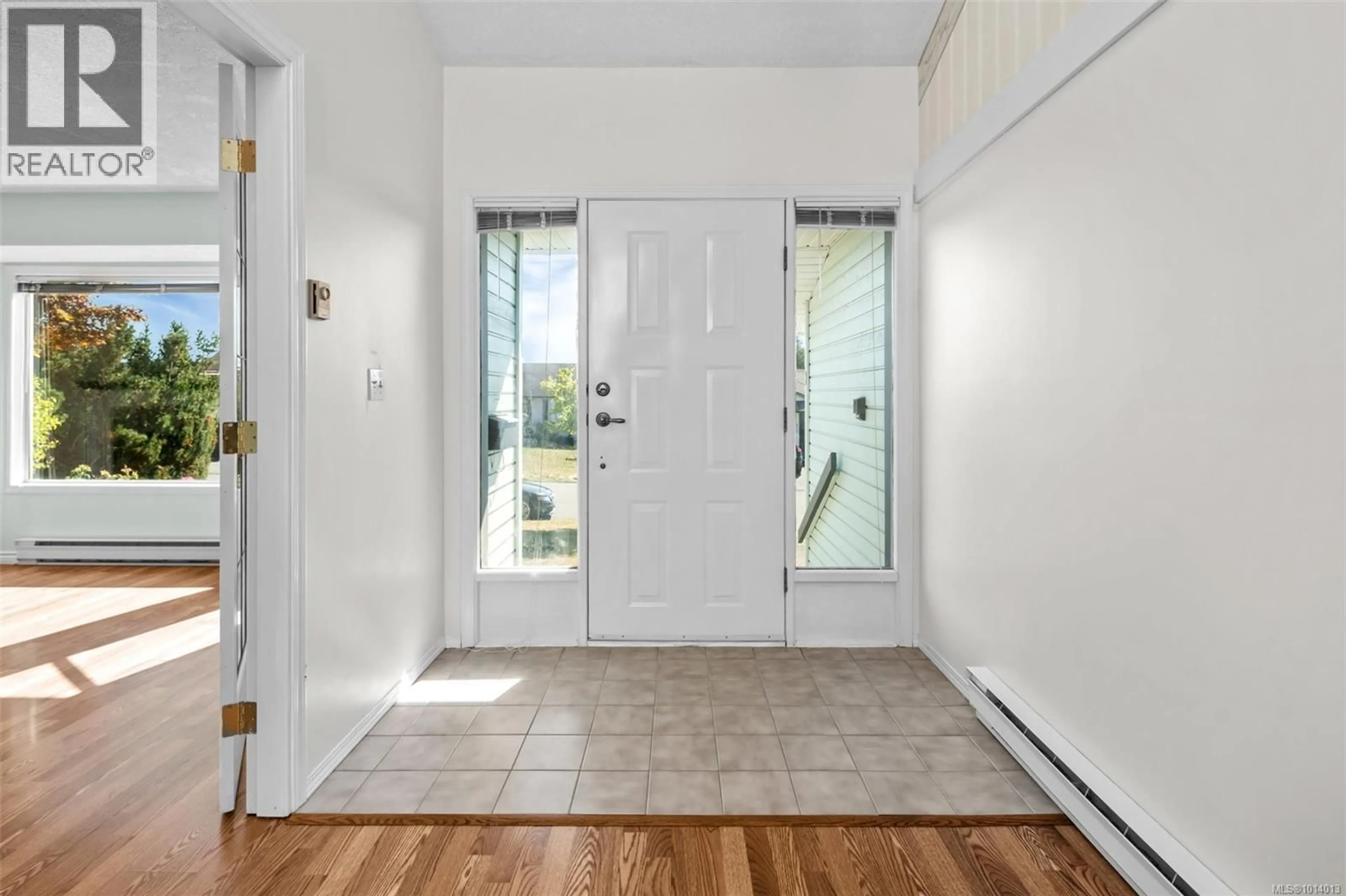 Indoor entryway for 4243 PANORAMA DRIVE, Saanich British Columbia V8X4W8