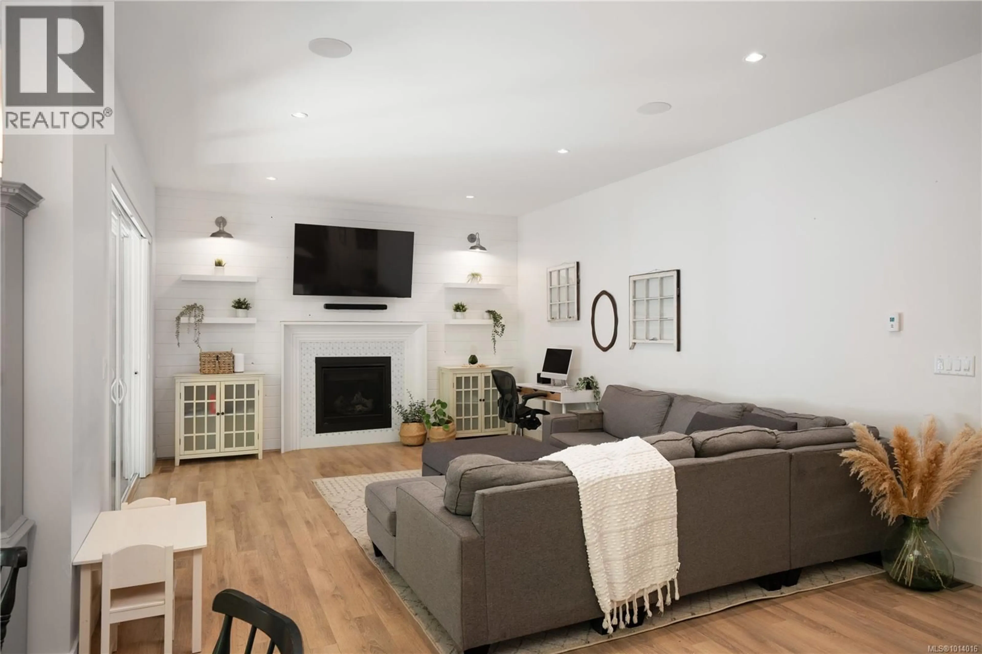 Living room with furniture, wood/laminate floor for 839 ASHBURY AVENUE, Langford British Columbia V9C3A6