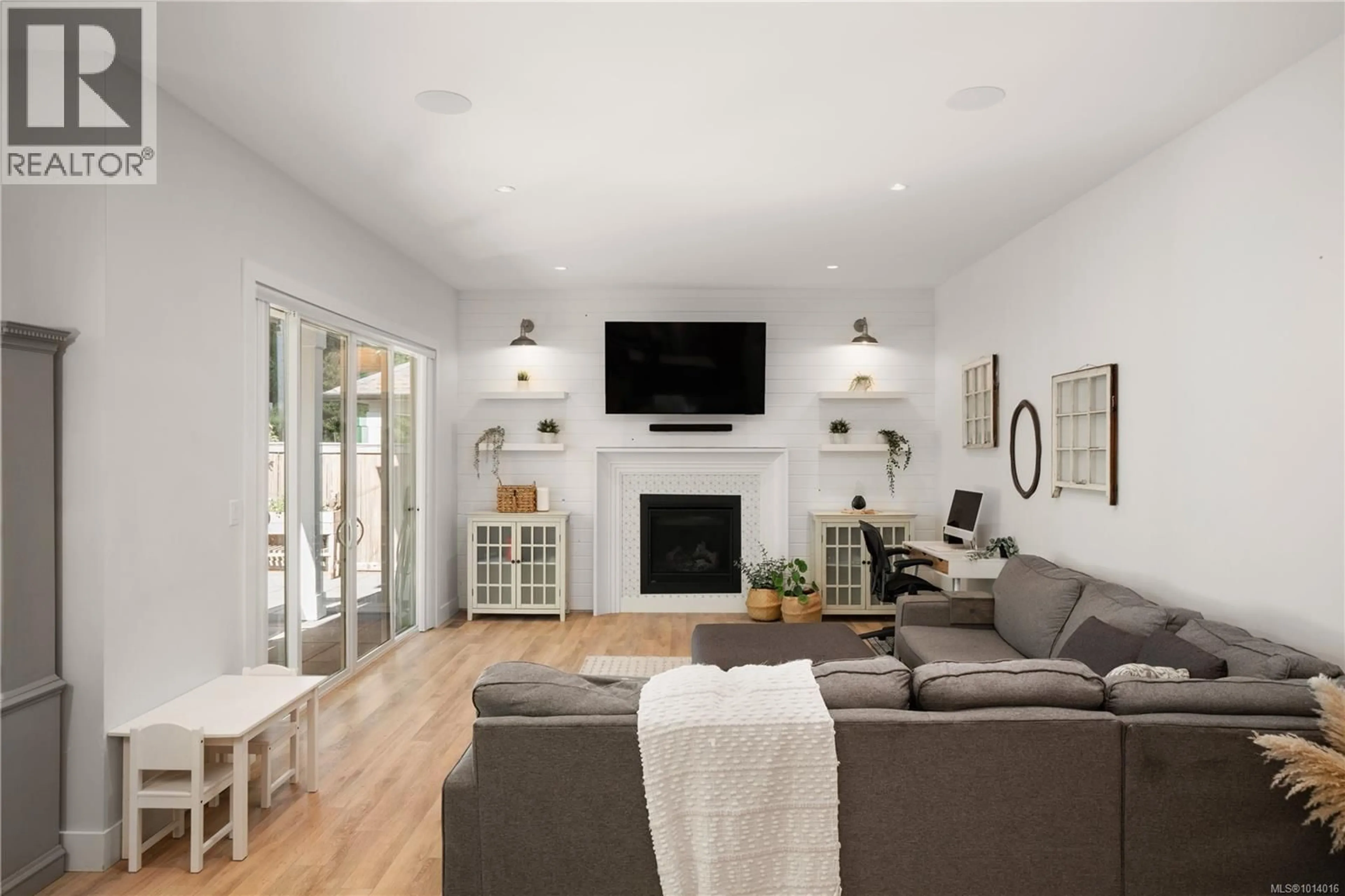 Living room with furniture, unknown for 839 ASHBURY AVENUE, Langford British Columbia V9C3A6