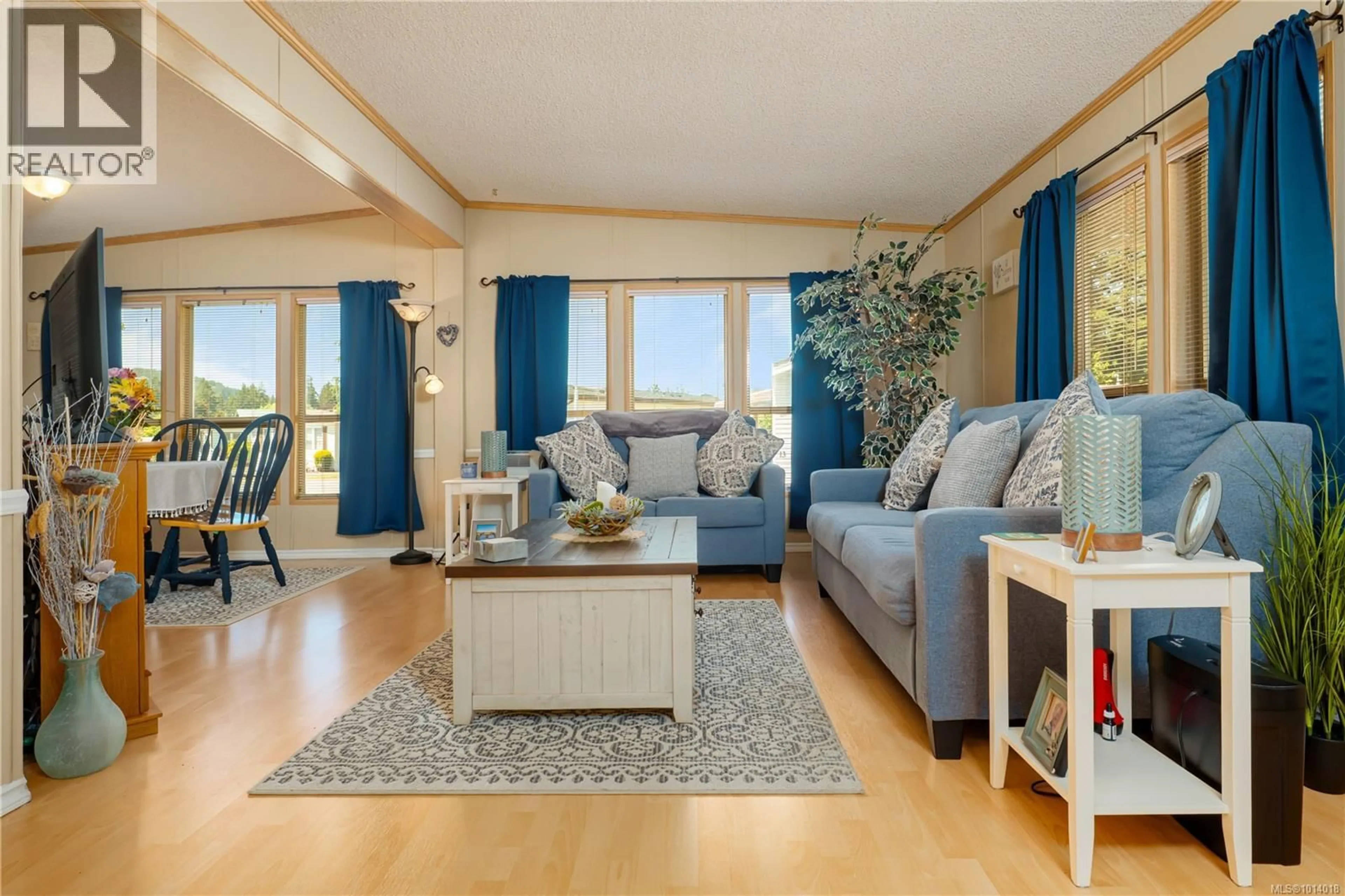 Living room with furniture, wood/laminate floor for 12 - 6245 METRAL DRIVE, Nanaimo British Columbia V4T2L9