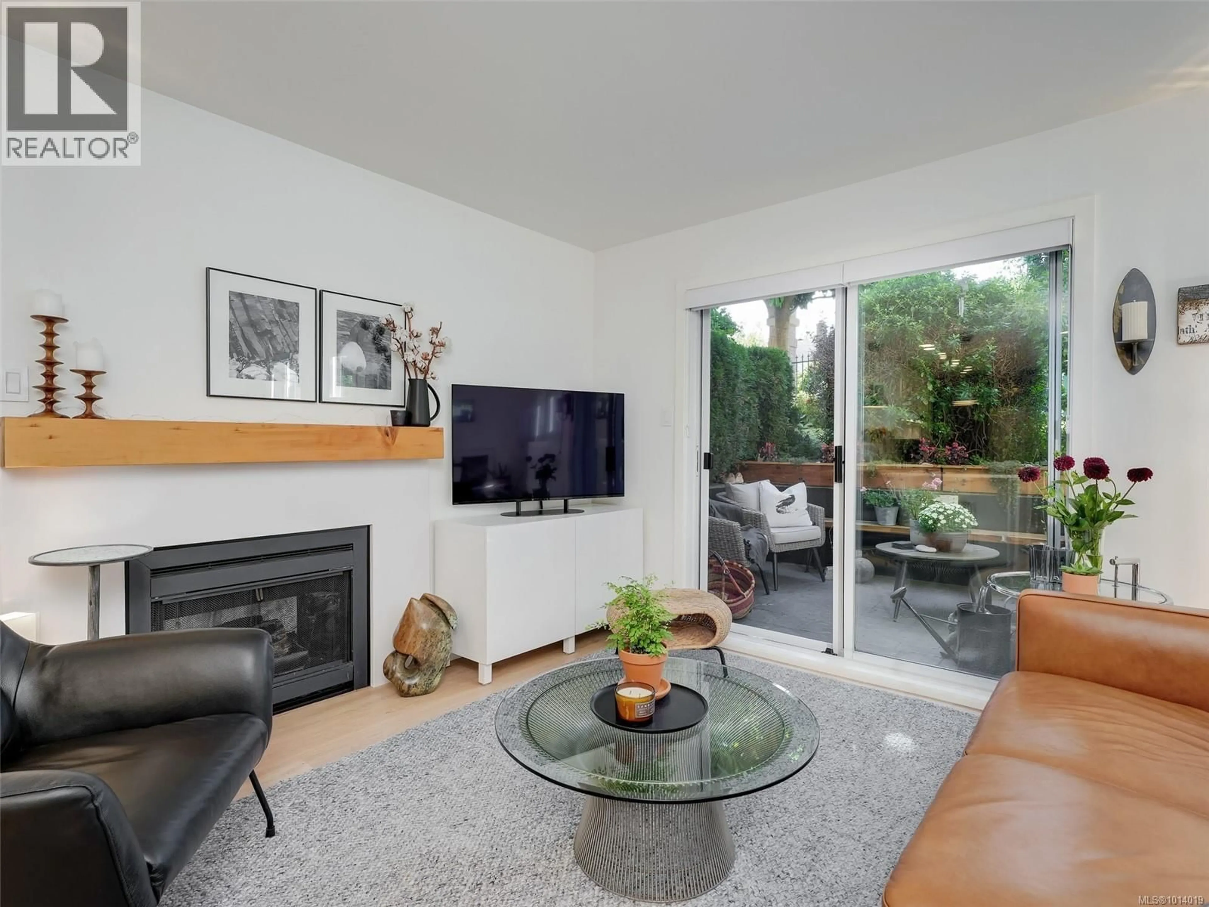 Living room with furniture, unknown for 101 - 1037 RICHARDSON STREET, Victoria British Columbia V8V3C6