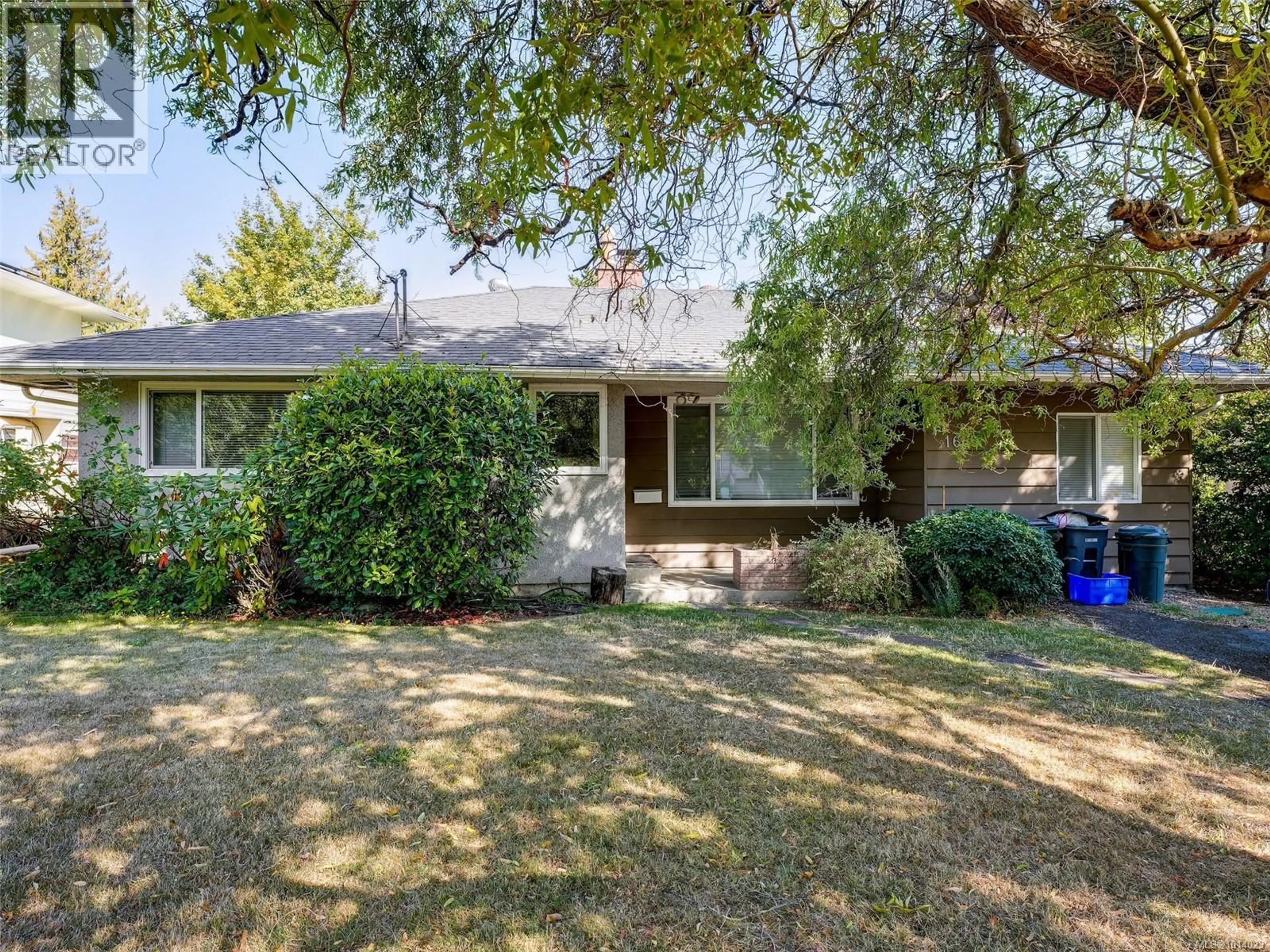 A pic from outside/outdoor area/front of a property/back of a property/a pic from drone, street for 1660 ELM STREET, Saanich British Columbia V8P2G4