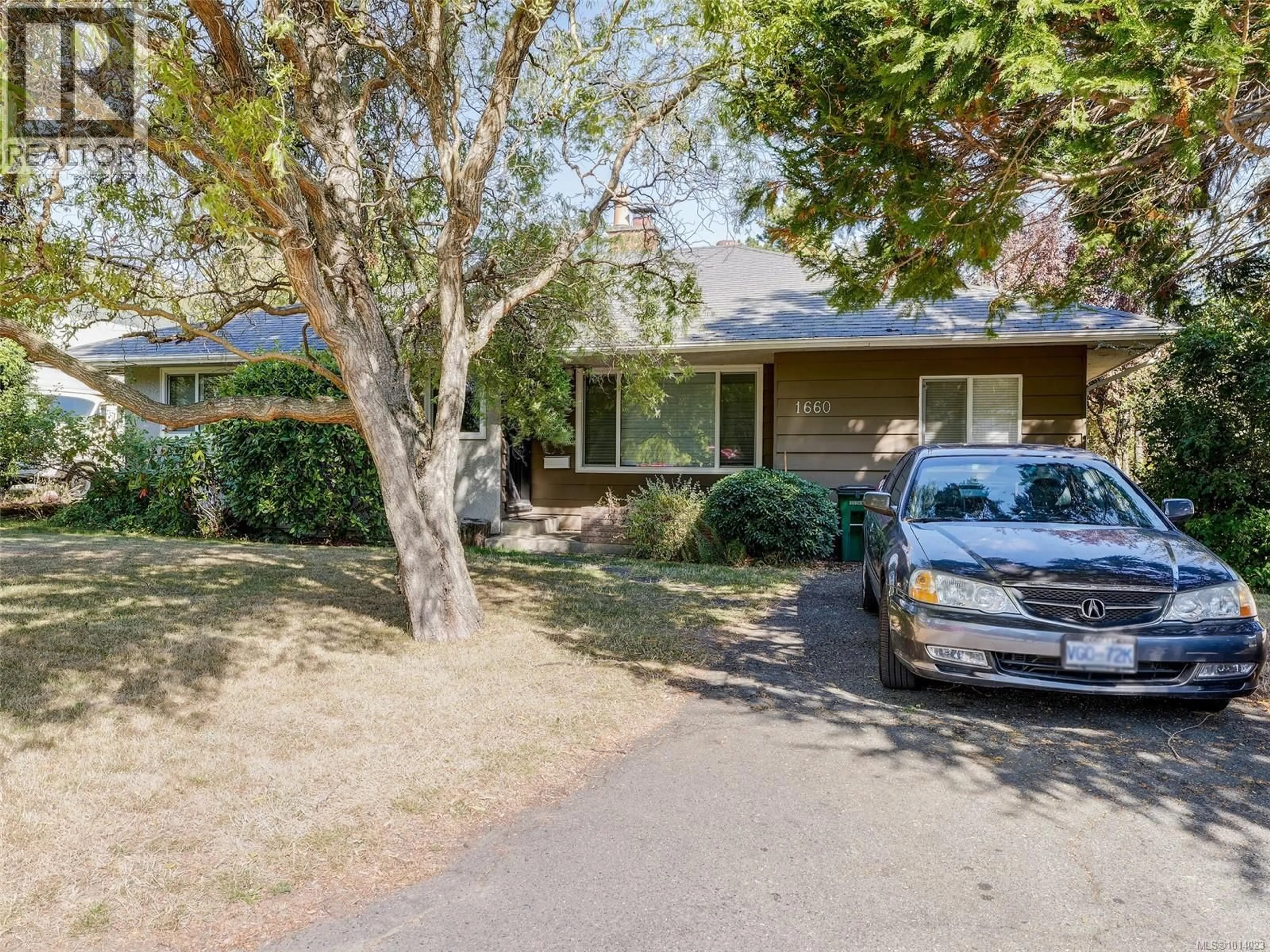 A pic from outside/outdoor area/front of a property/back of a property/a pic from drone, street for 1660 ELM STREET, Saanich British Columbia V8P2G4