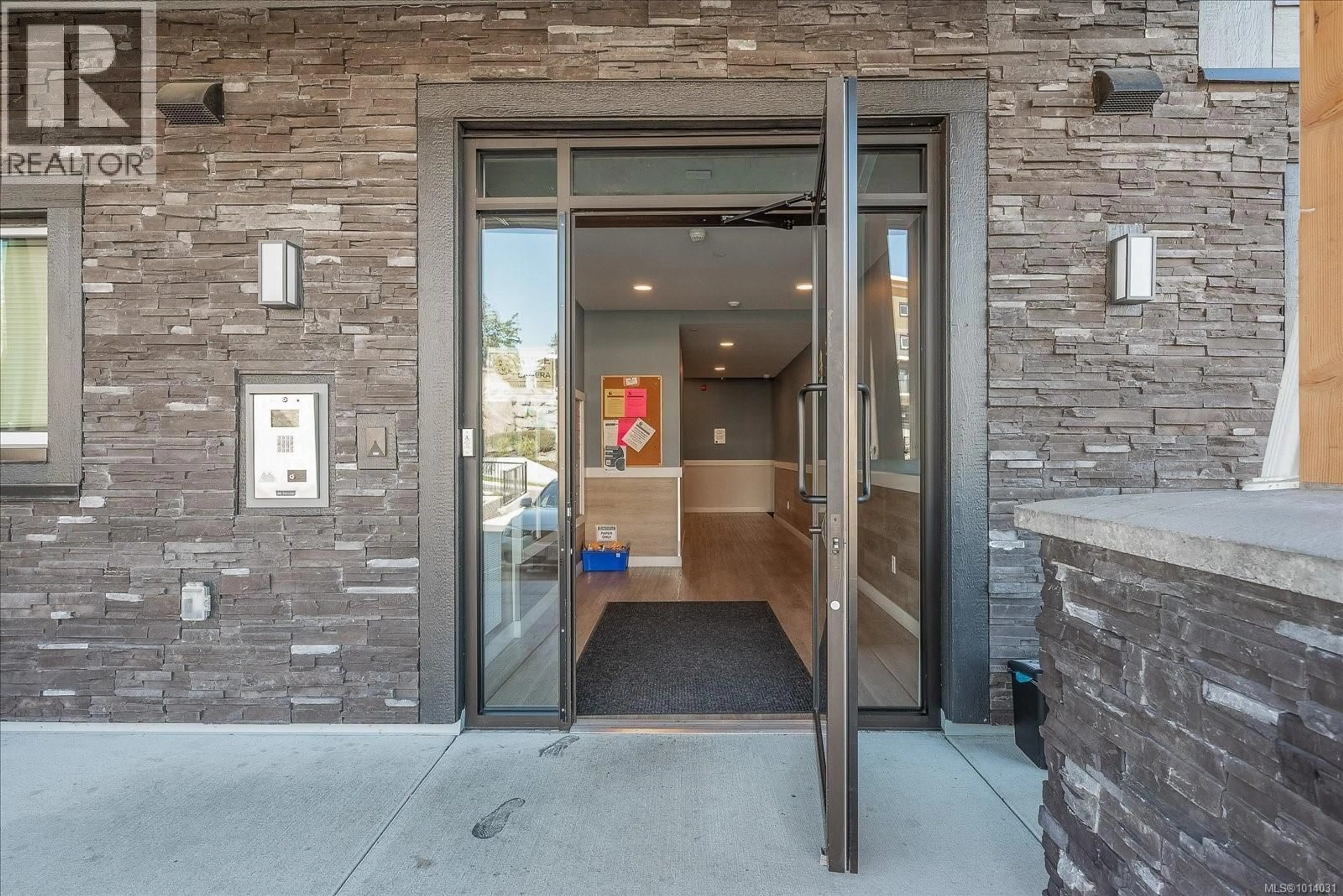 Indoor foyer for 112 - 4830 CEDAR RIDGE PLACE, Nanaimo British Columbia V9T0M8