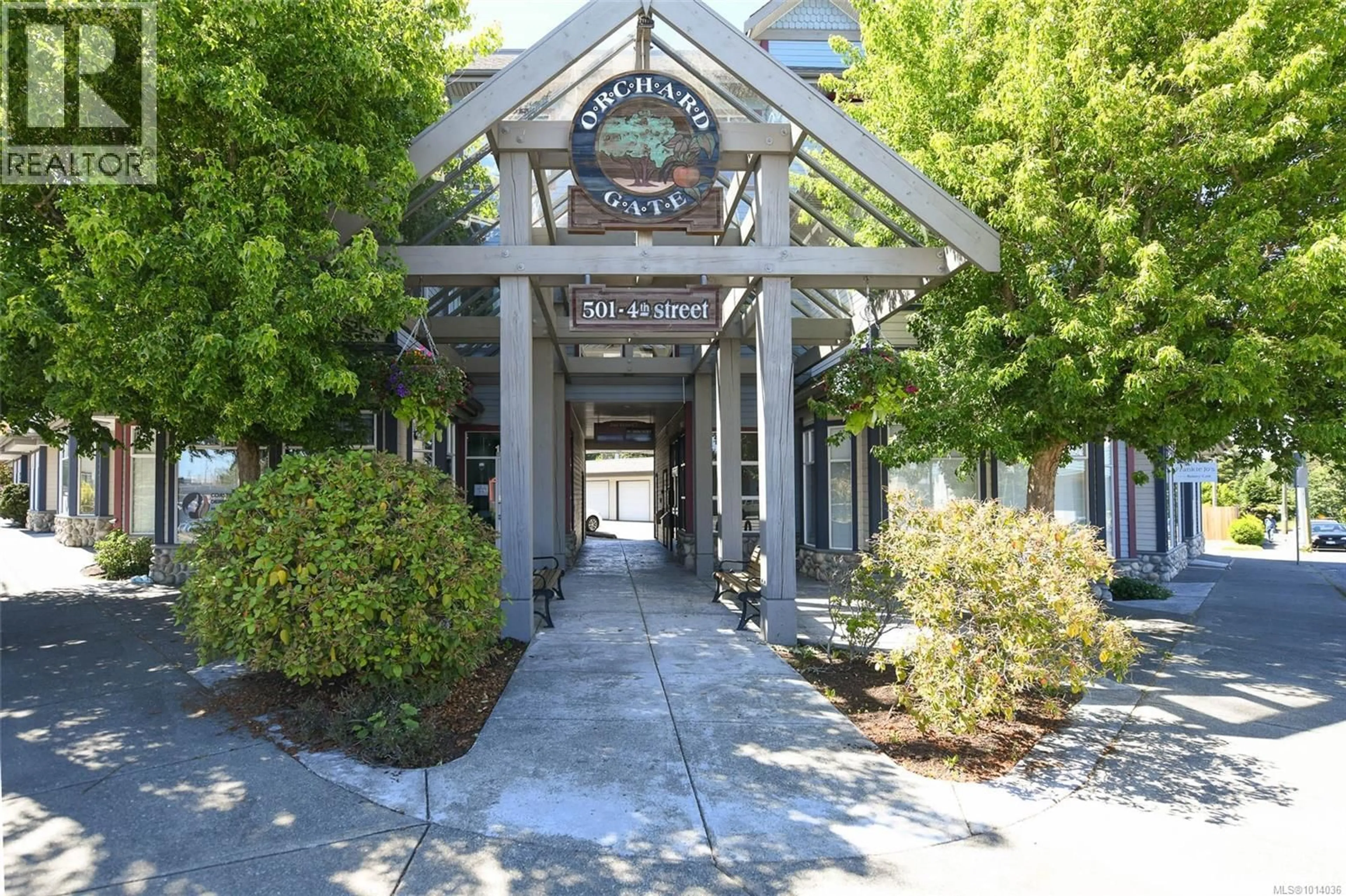 Indoor foyer for 302 - 501 4TH STREET, Courtenay British Columbia V9N1H3