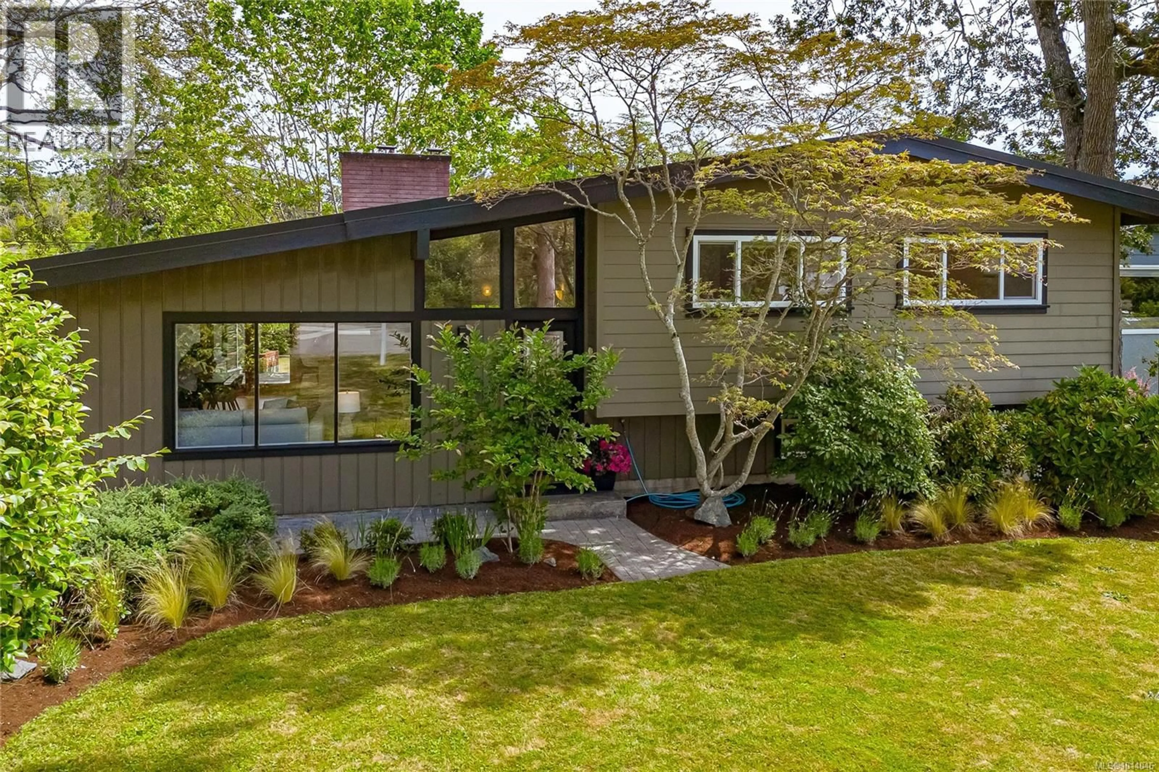 Home with vinyl exterior material, street for 3515 CARDIFF PLACE, Oak Bay British Columbia V8P4Z2