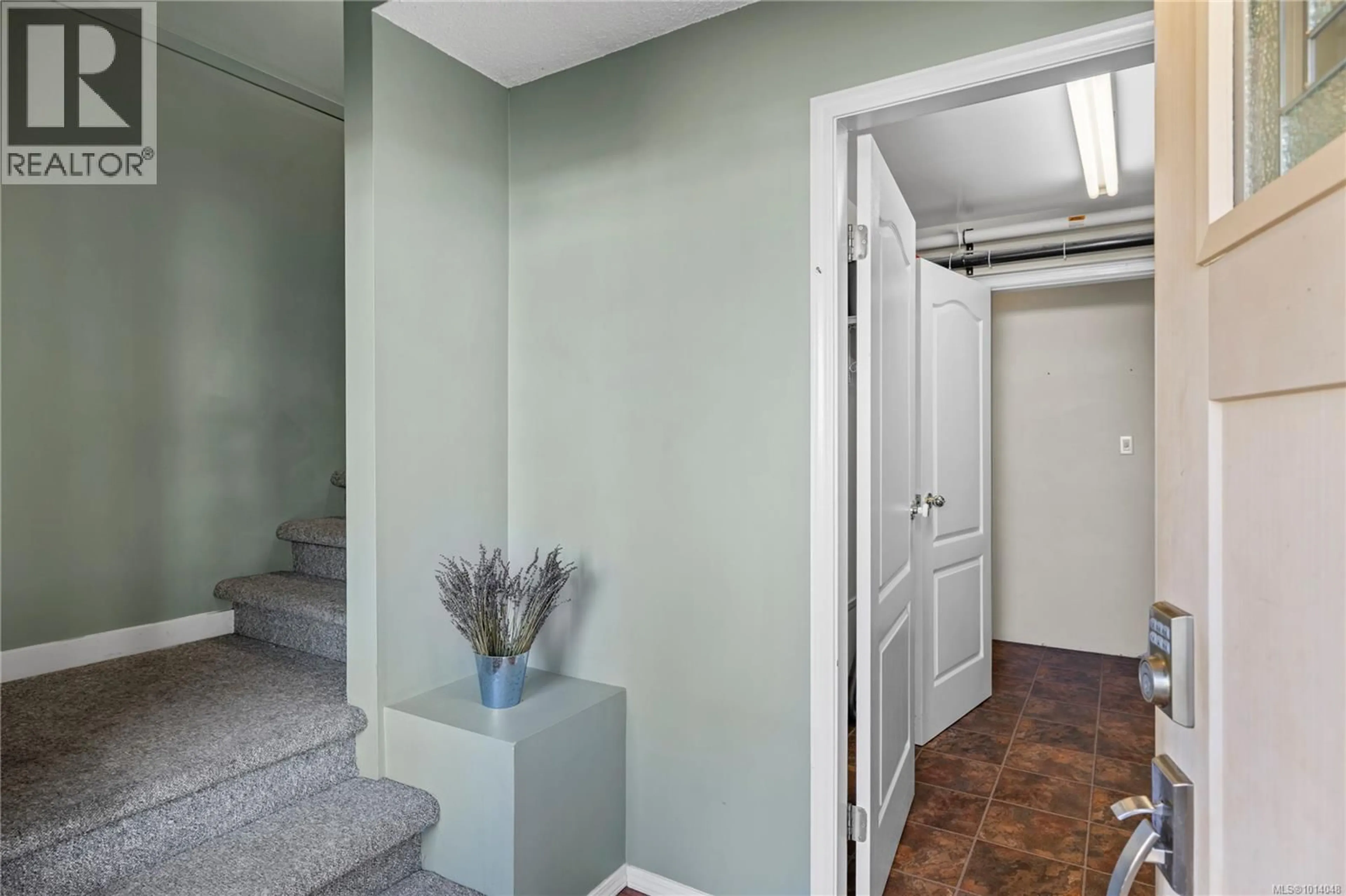 Indoor entryway for 8056 SPINNAKER DRIVE, Crofton British Columbia V0R1R0