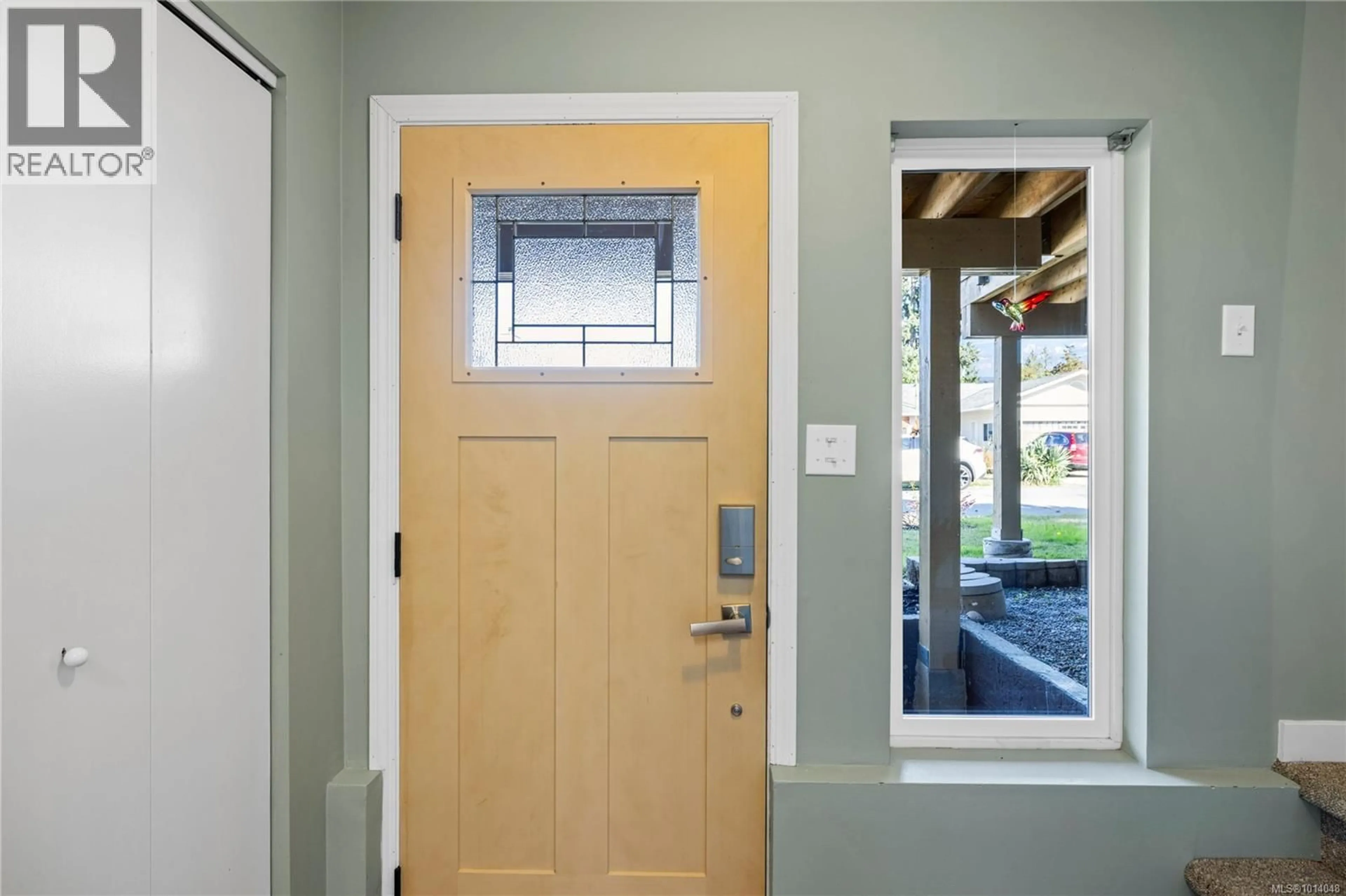 Indoor entryway for 8056 SPINNAKER DRIVE, Crofton British Columbia V0R1R0