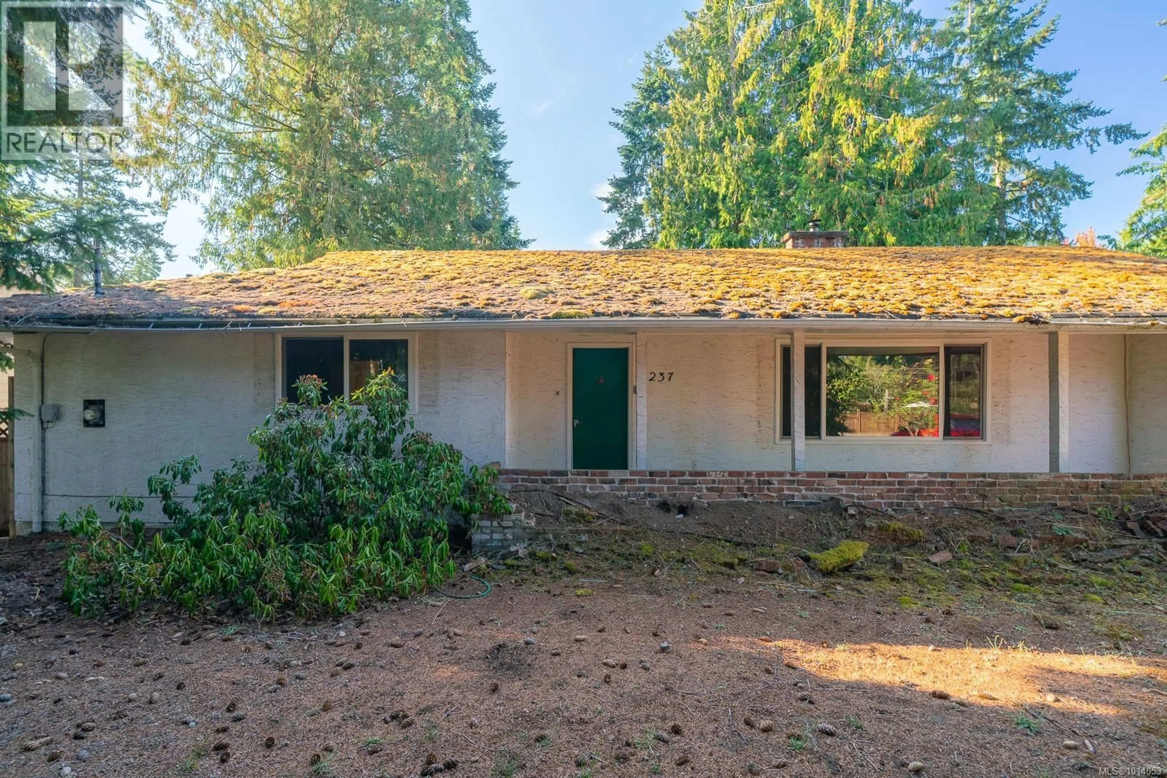 A pic from outside/outdoor area/front of a property/back of a property/a pic from drone, unknown for 2237 BLUE JAY WAY, Nanaimo British Columbia V9X1G7