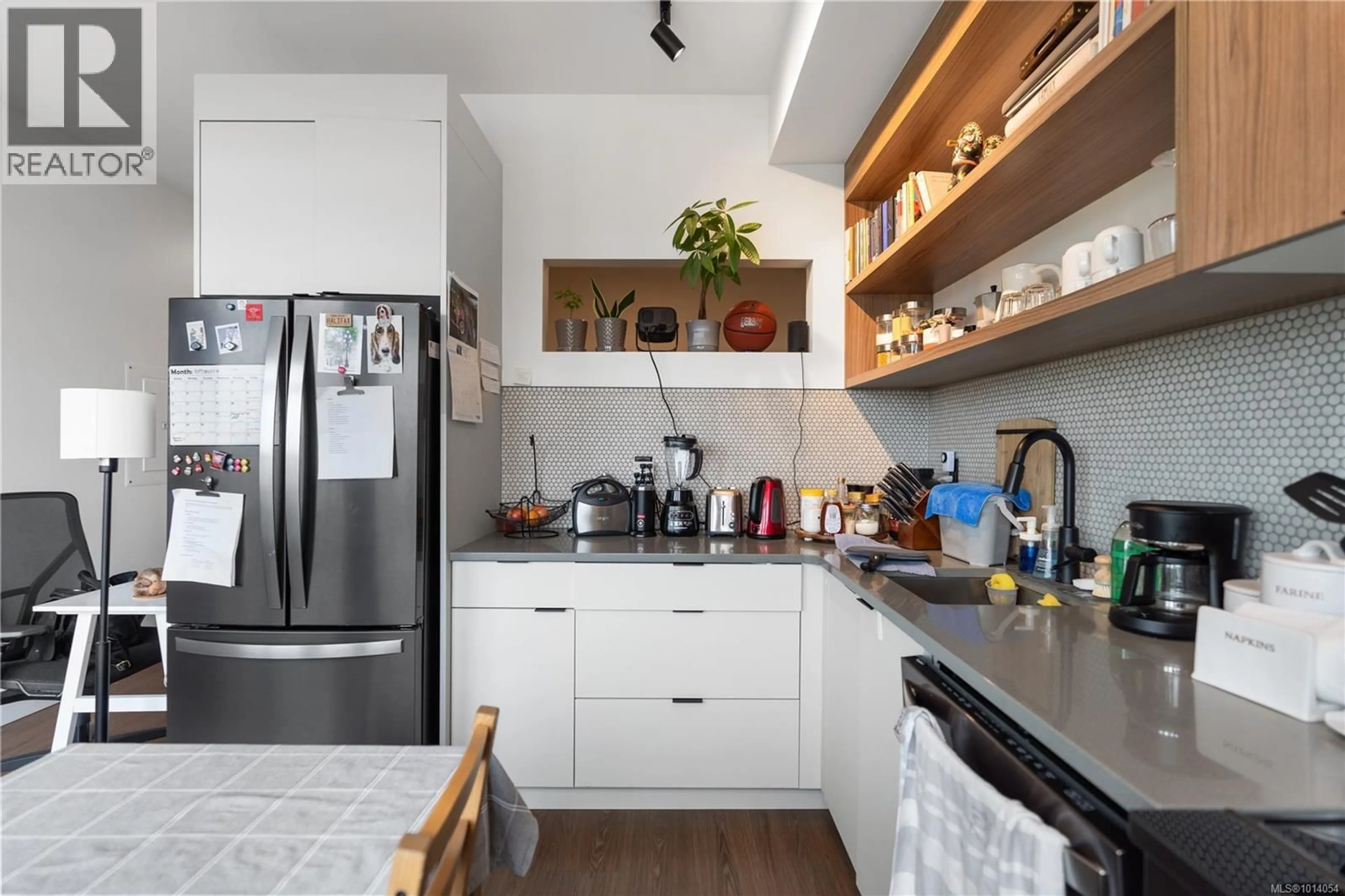 Contemporary kitchen, ceramic/tile floor for 515 - 515 CHATHAM STREET, Victoria British Columbia V8T0C8