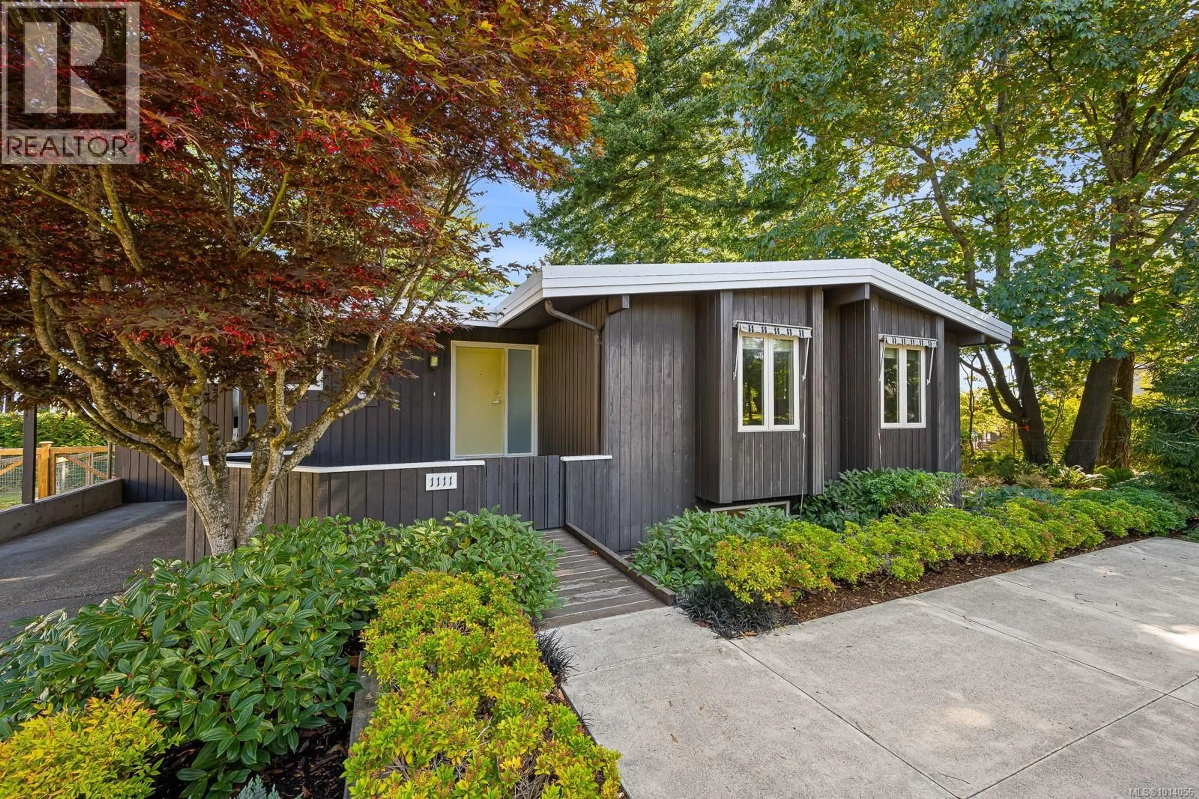 Home with vinyl exterior material, street for 1111 ASH STREET, Campbell River British Columbia V9W1G8