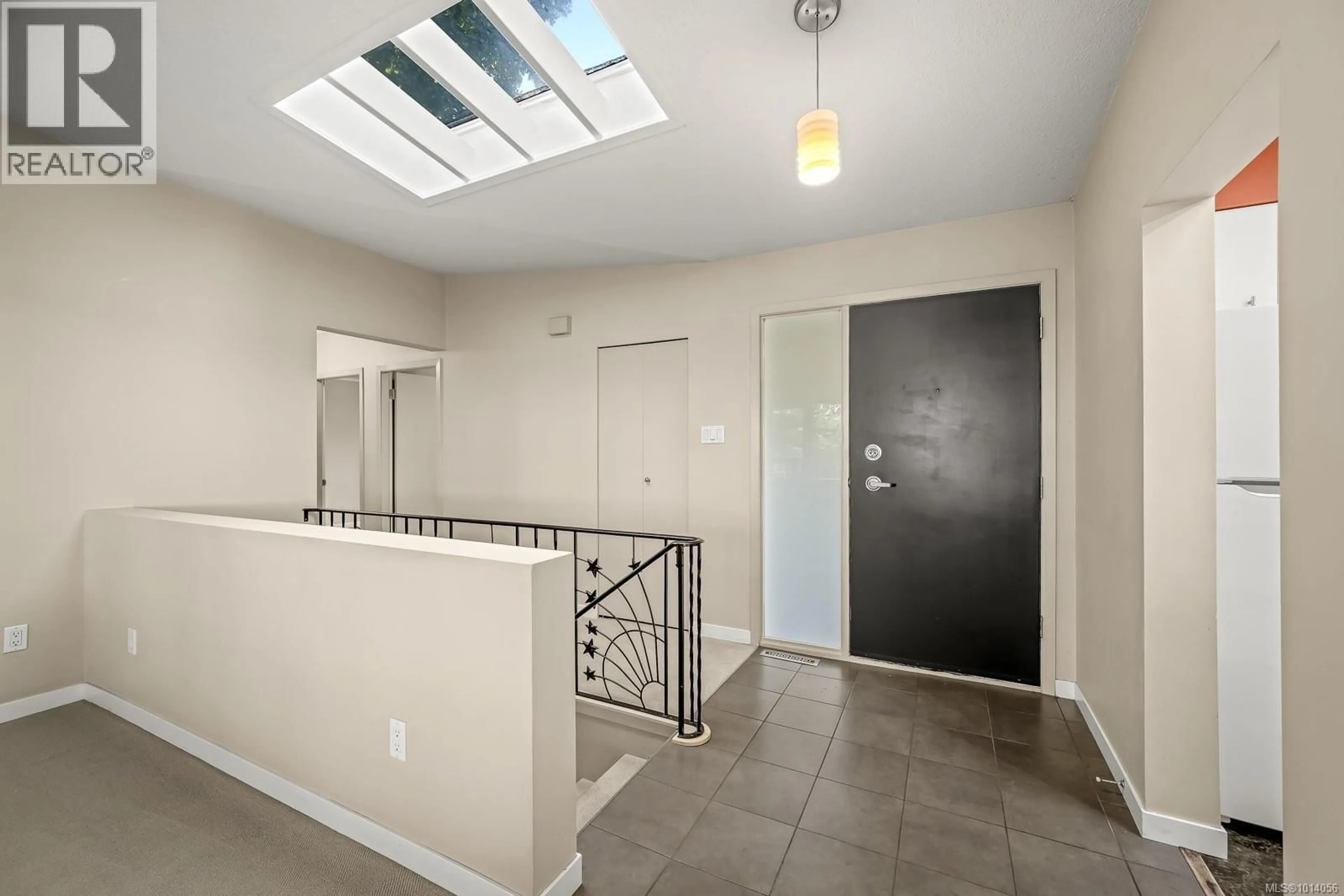 Indoor foyer for 1111 ASH STREET, Campbell River British Columbia V9W1G8