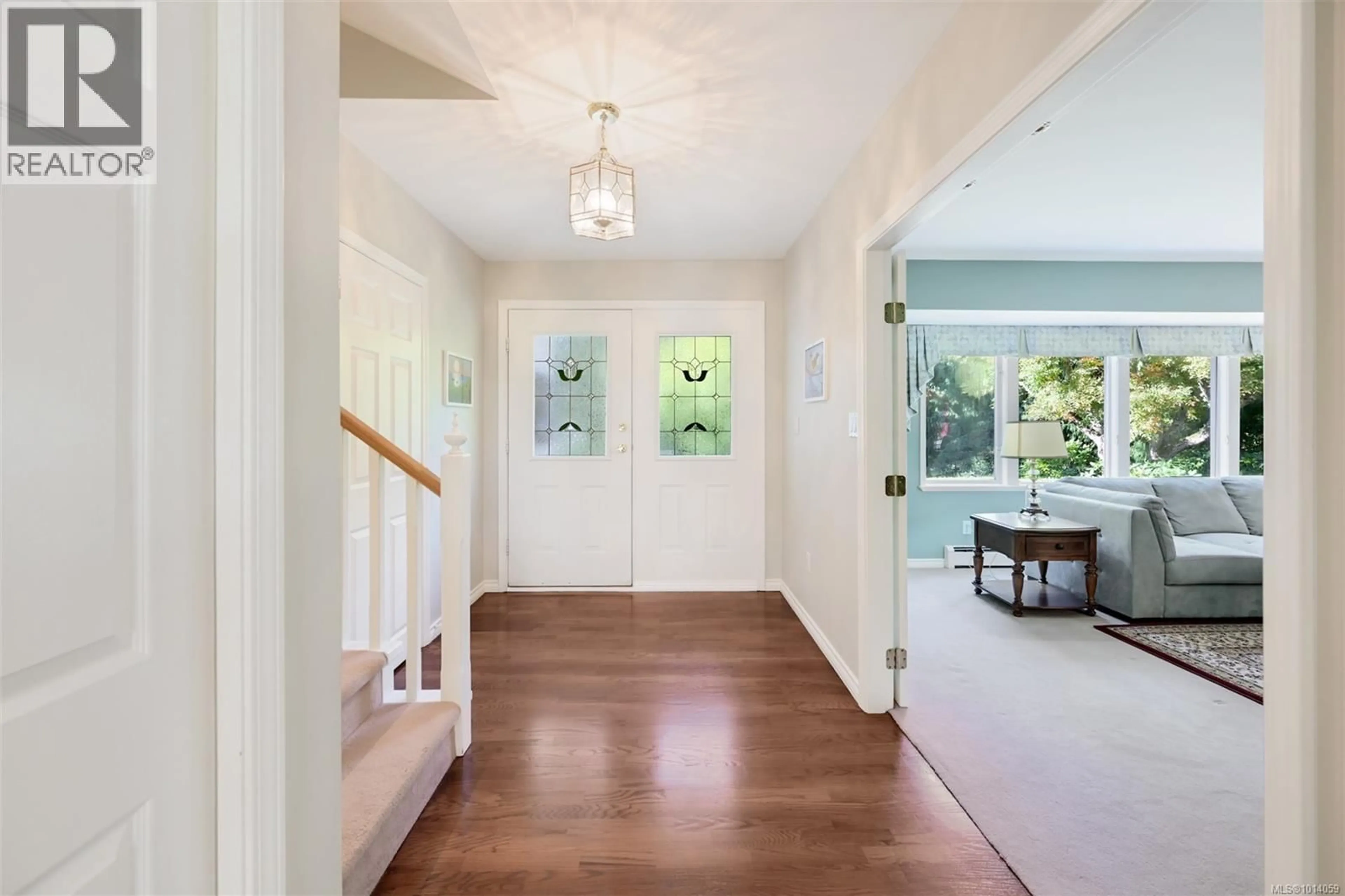 Indoor entryway for 2886 TUDOR AVENUE, Saanich British Columbia V8N1M1