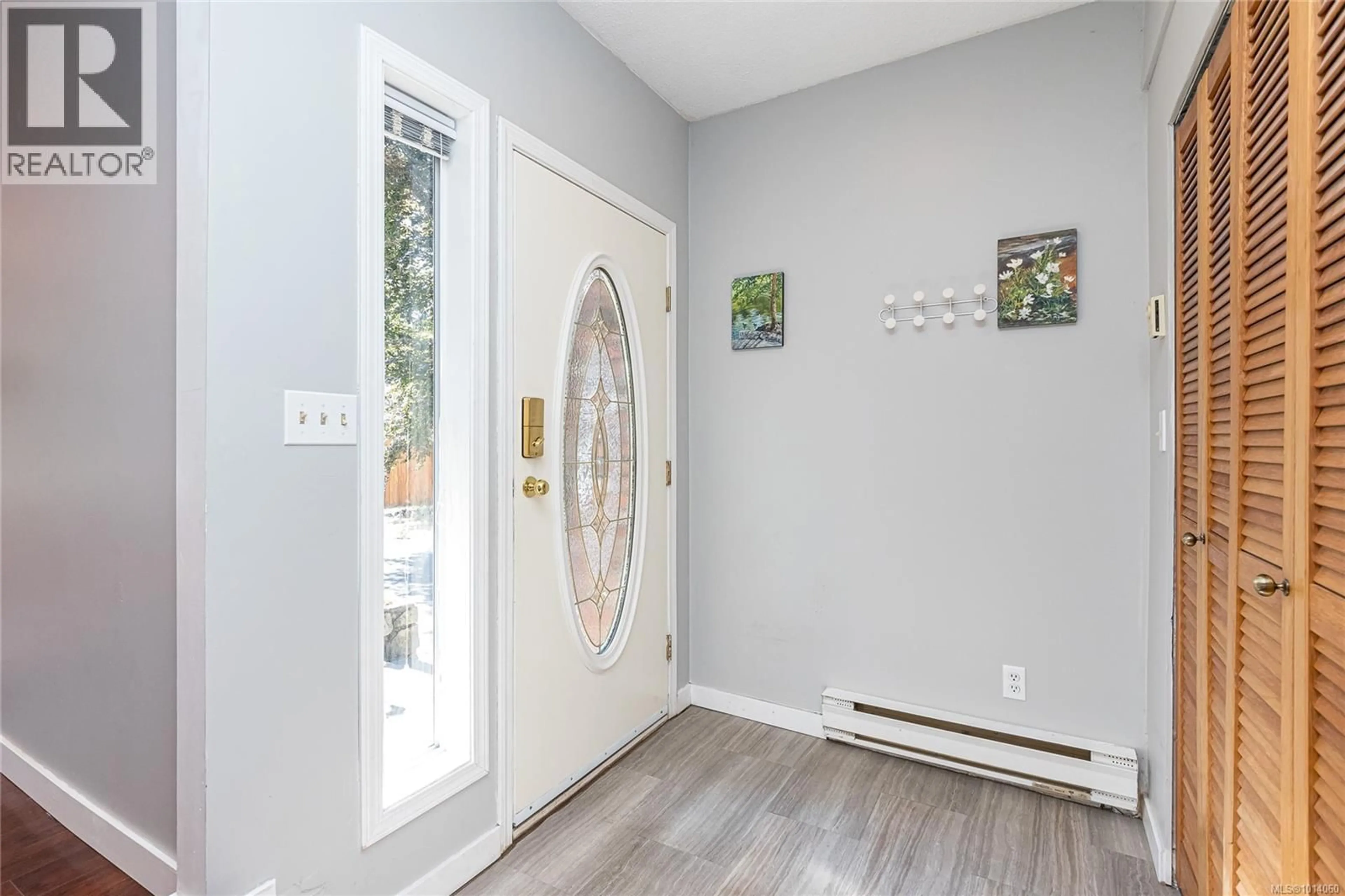 Indoor entryway for 4166 CROSSHAVEN CLOSE, Saanich British Columbia V8X4H3