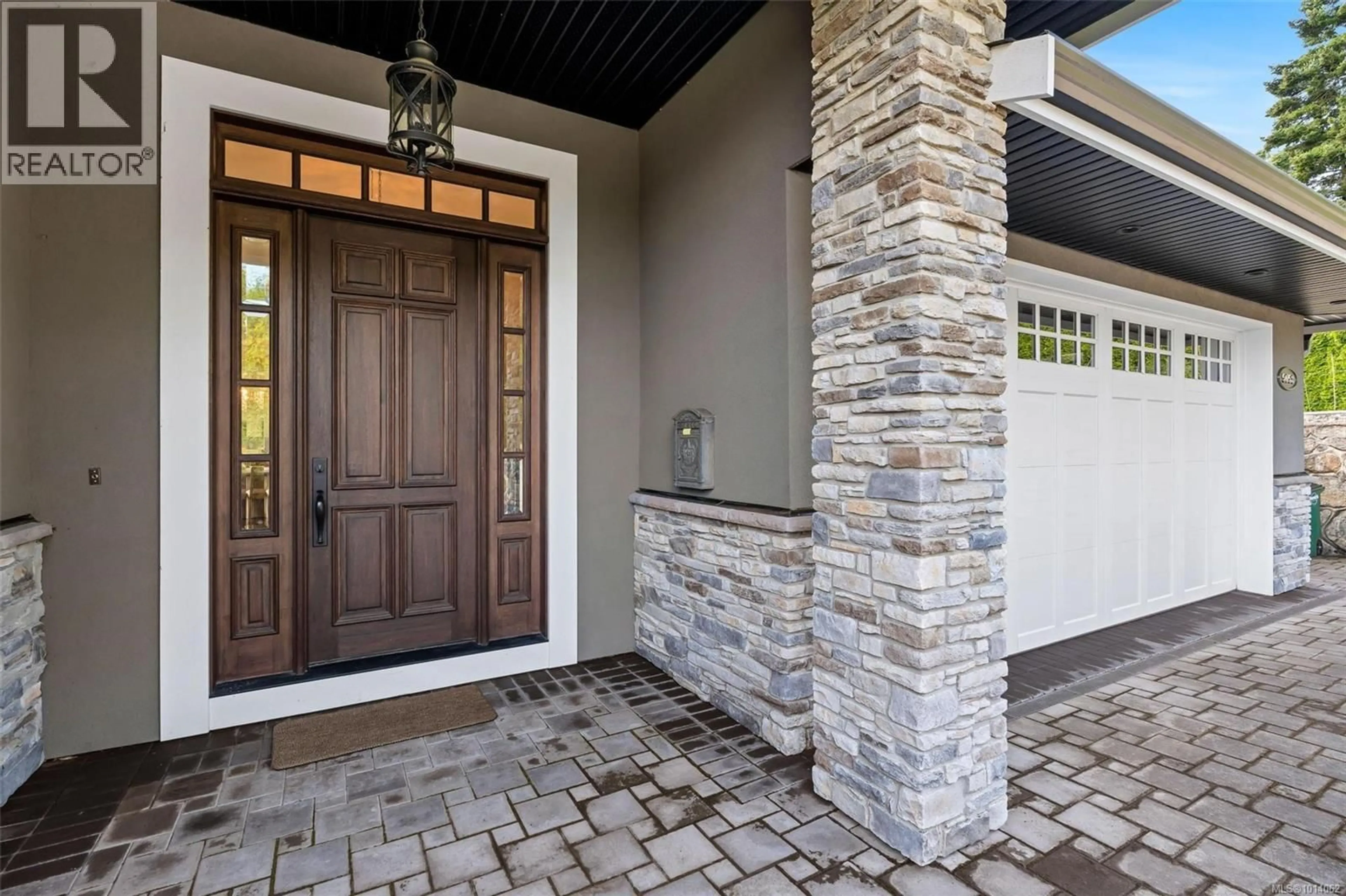 Indoor entryway for 5058 CATALINA TERRACE, Saanich British Columbia V8Y2A5