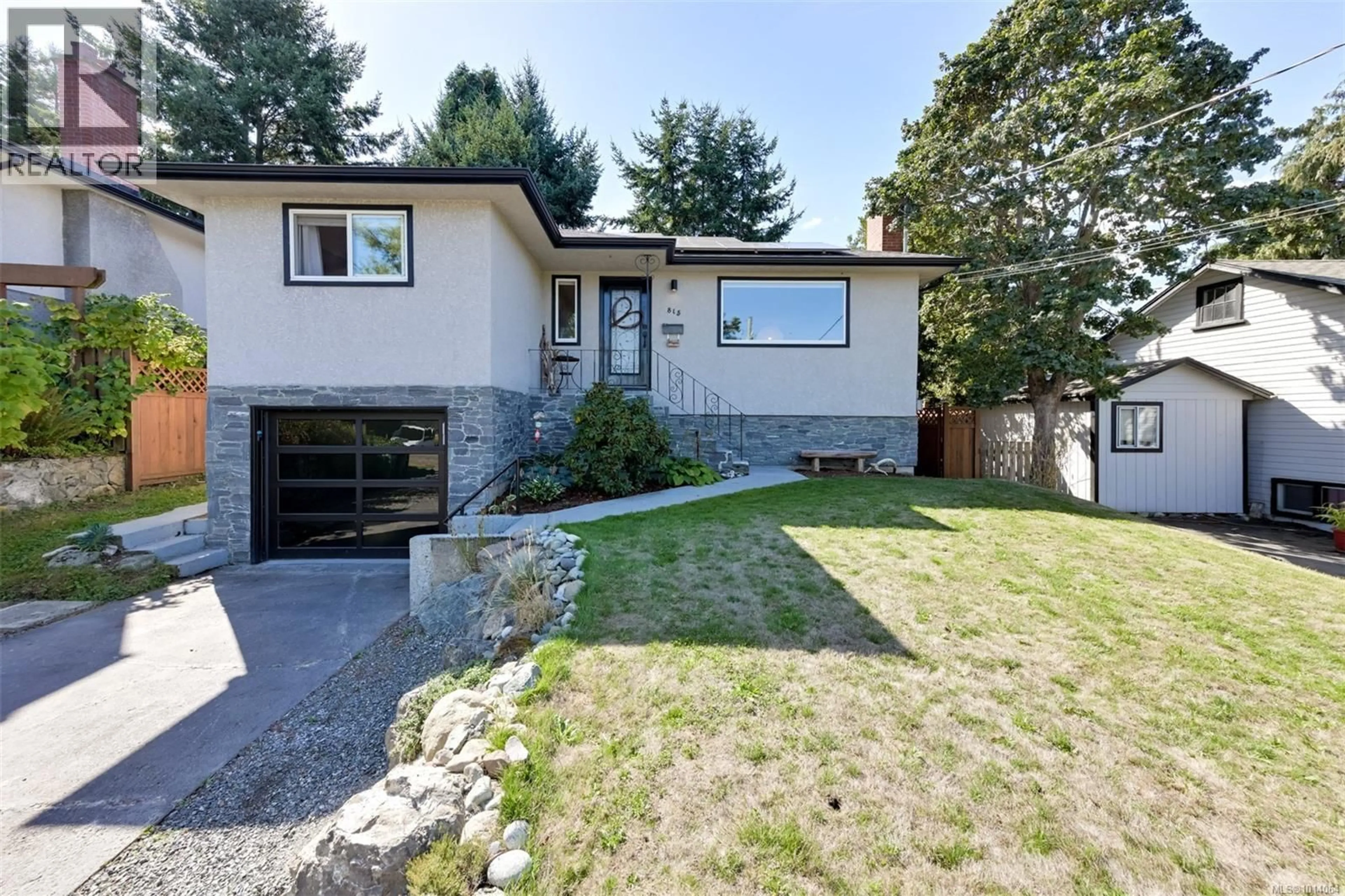 Home with vinyl exterior material, street for 815 LESLIE DRIVE, Saanich British Columbia V8X2Y3