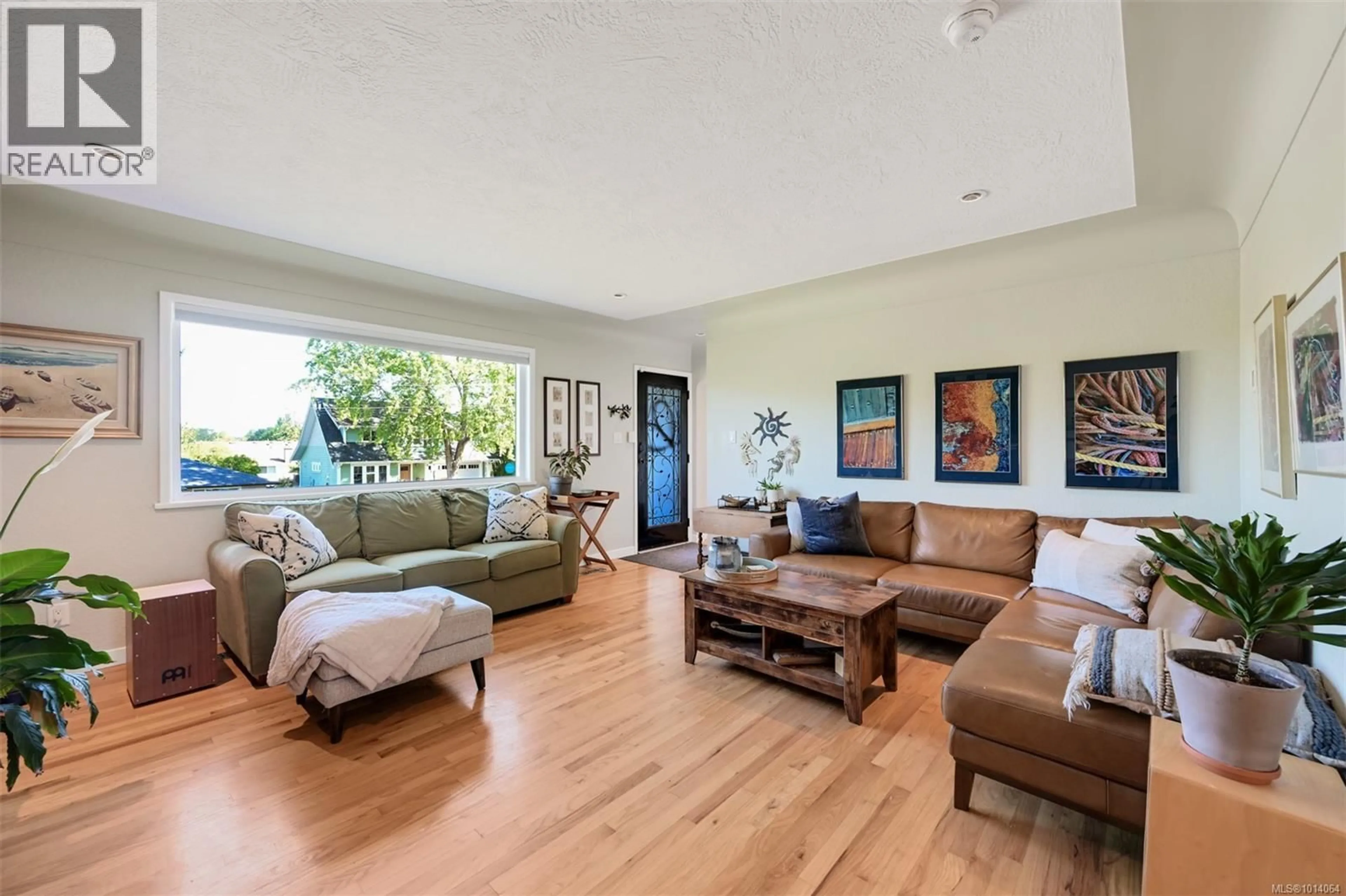 Living room with furniture, unknown for 815 LESLIE DRIVE, Saanich British Columbia V8X2Y3