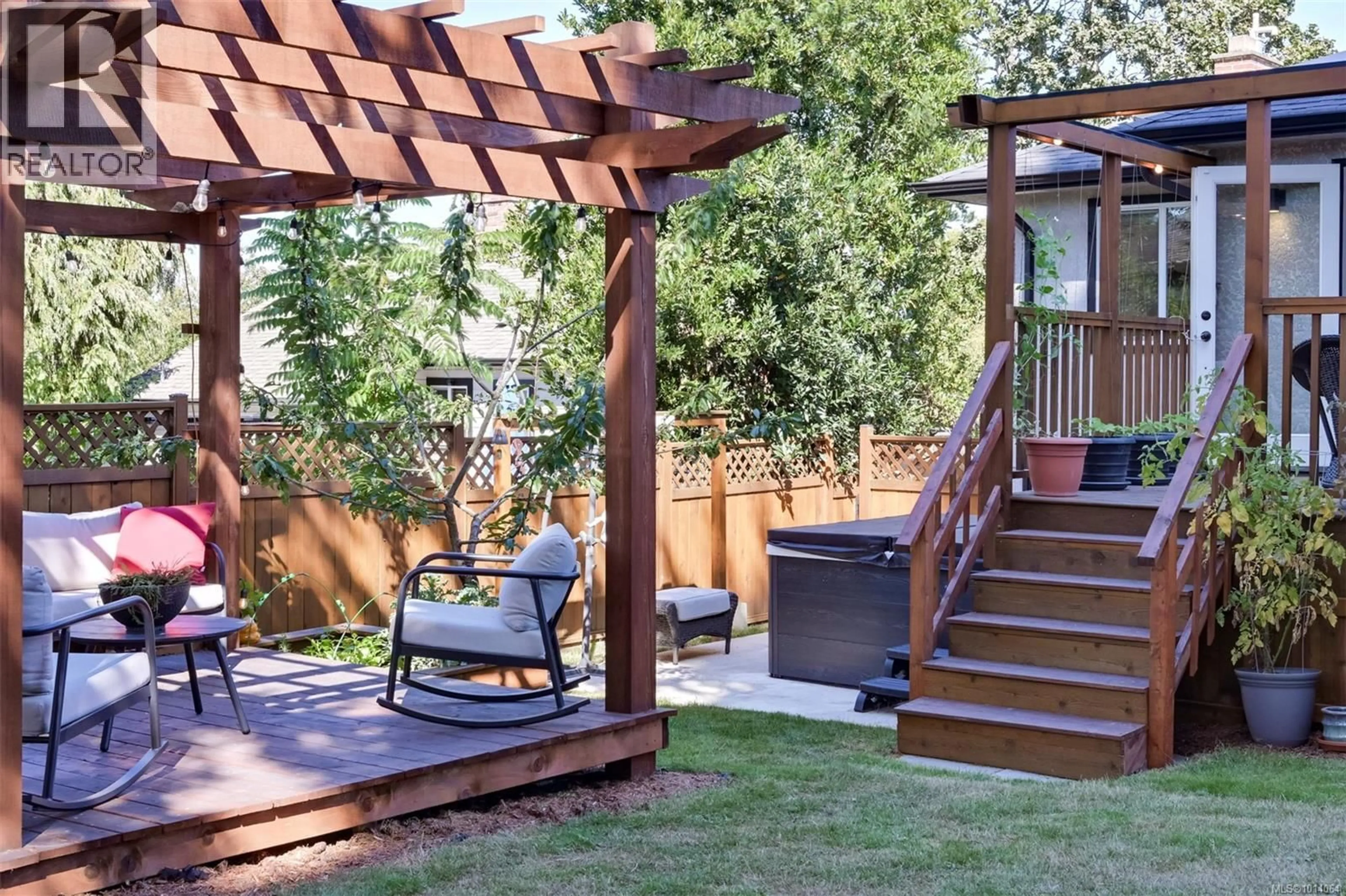 Patio, street for 815 LESLIE DRIVE, Saanich British Columbia V8X2Y3