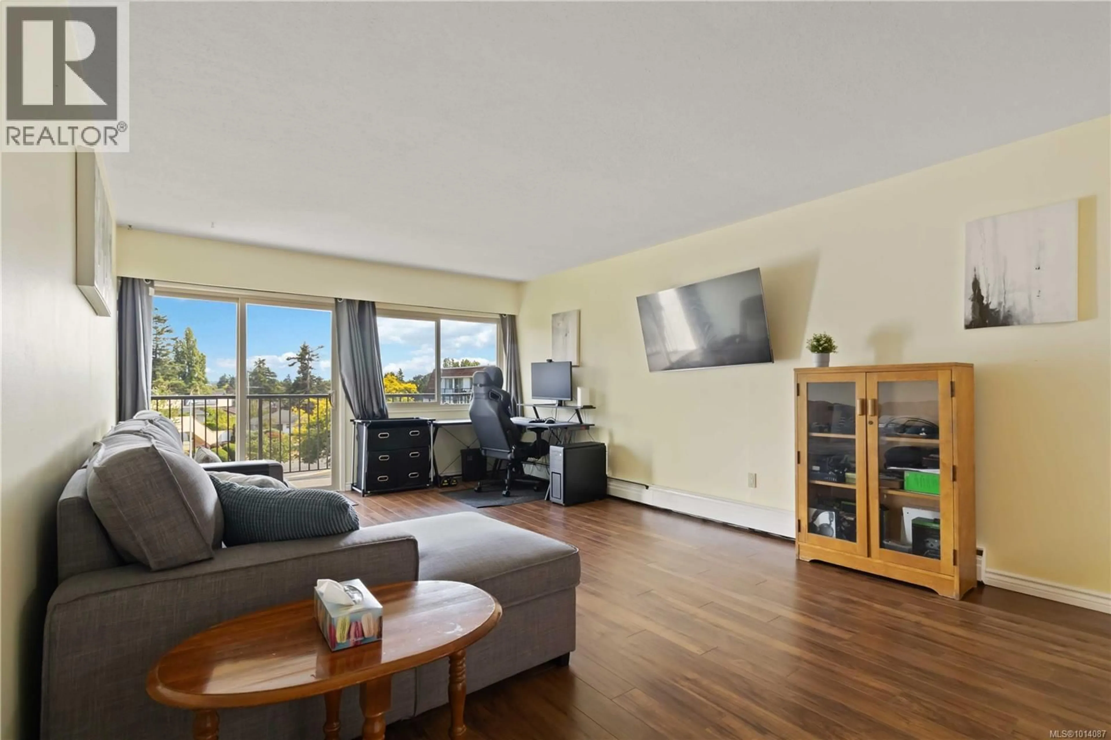 Living room with furniture, wood/laminate floor for 304 - 1680 POPLAR AVENUE, Saanich British Columbia V8P4K7