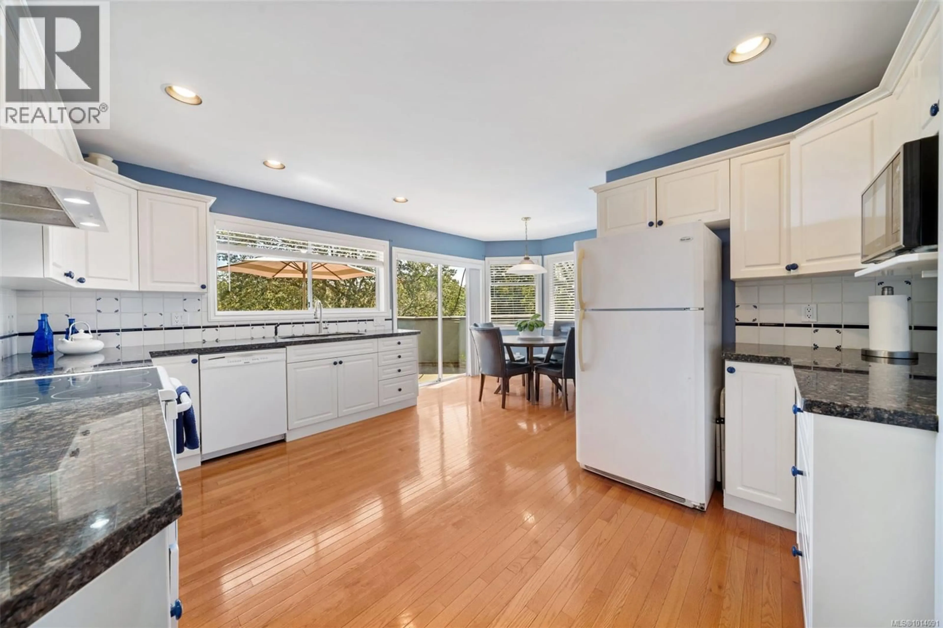 Open concept kitchen, ceramic/tile floor for 899 CURRANDALE COURT, Saanich British Columbia V8X4Y2