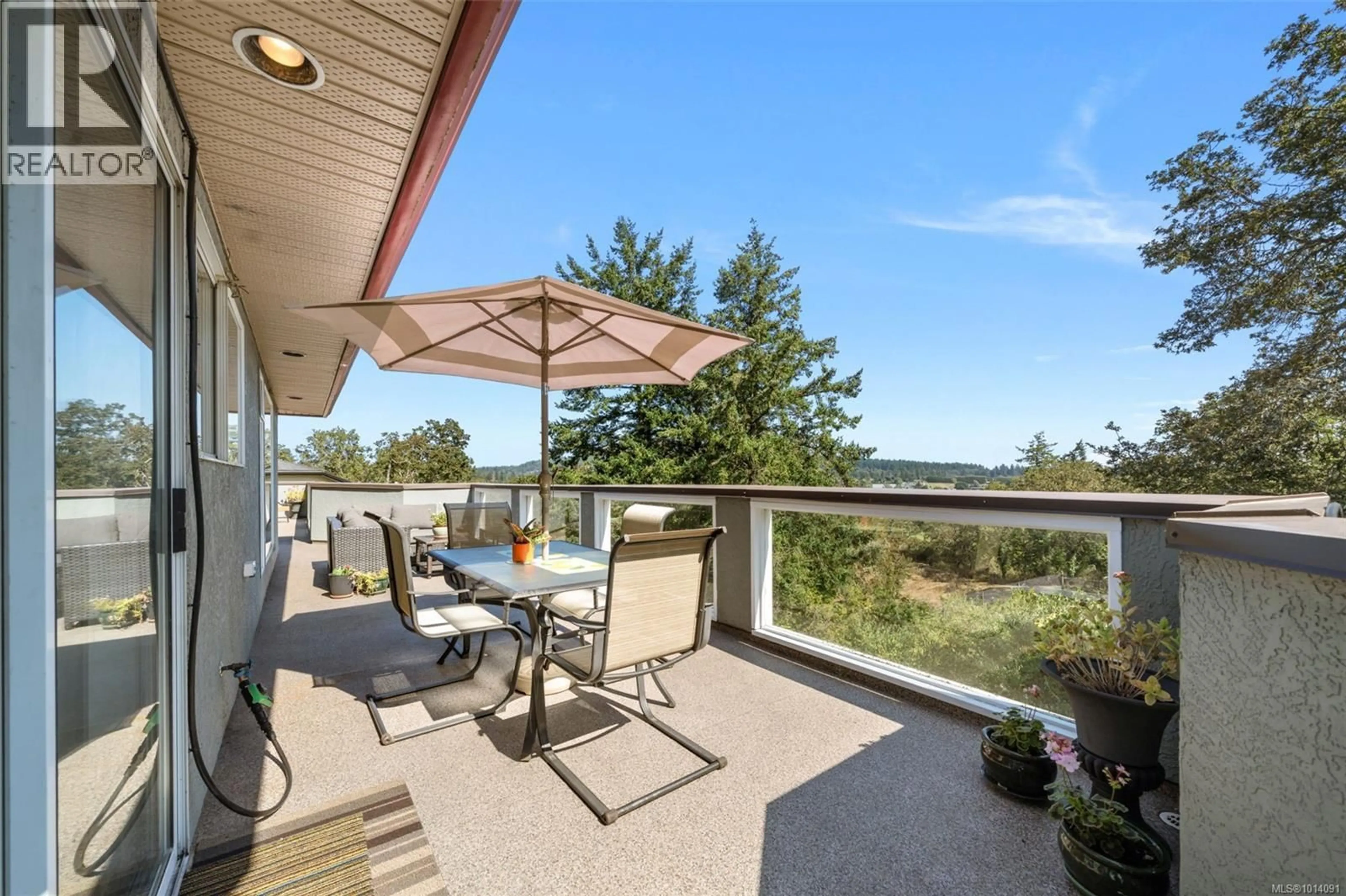 Patio, water/lake/river/ocean view for 899 CURRANDALE COURT, Saanich British Columbia V8X4Y2
