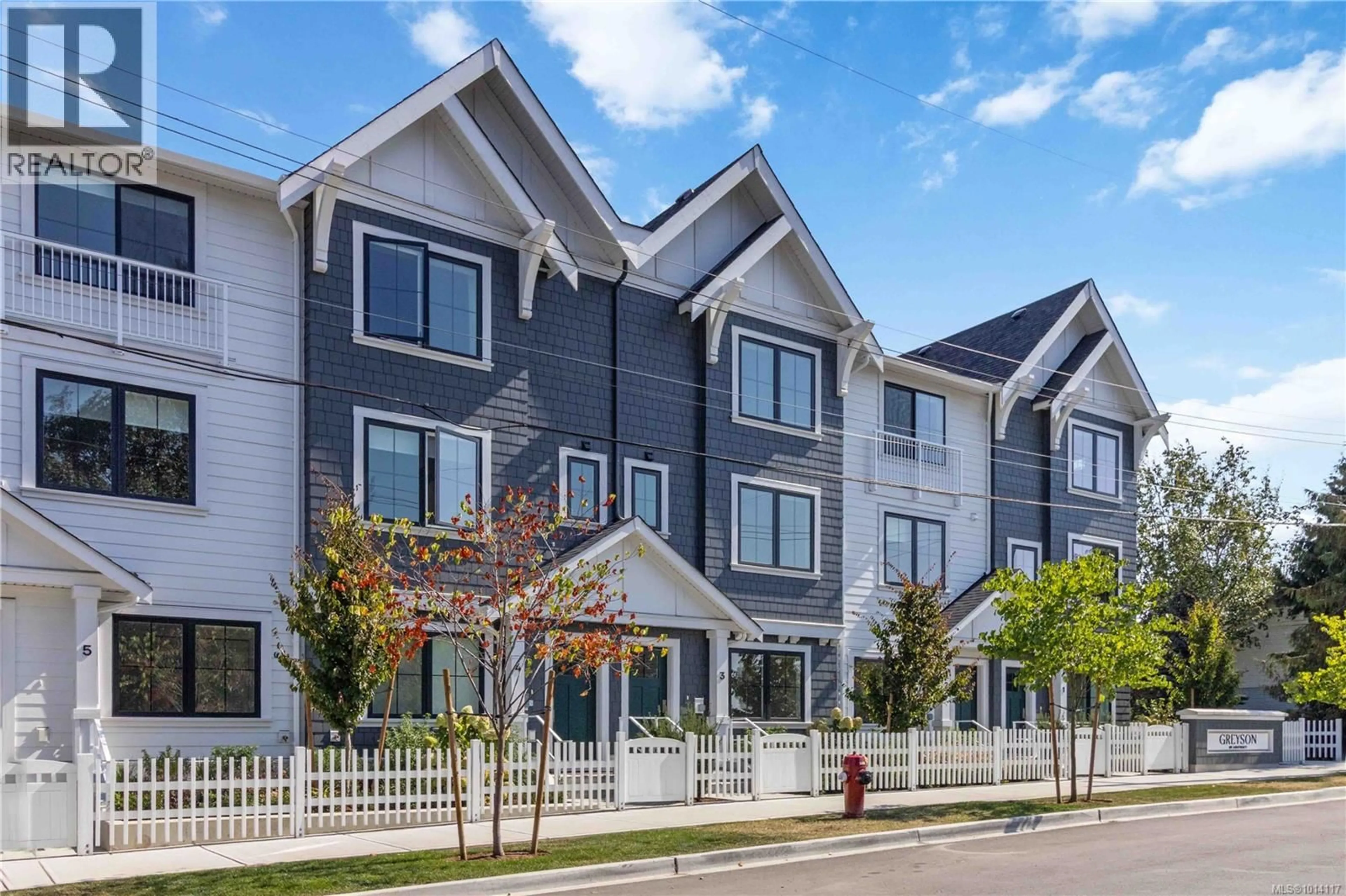 Home with vinyl exterior material, mountain view for TH3 - 3450 WHITTIER AVENUE, Saanich British Columbia V8Z3R2