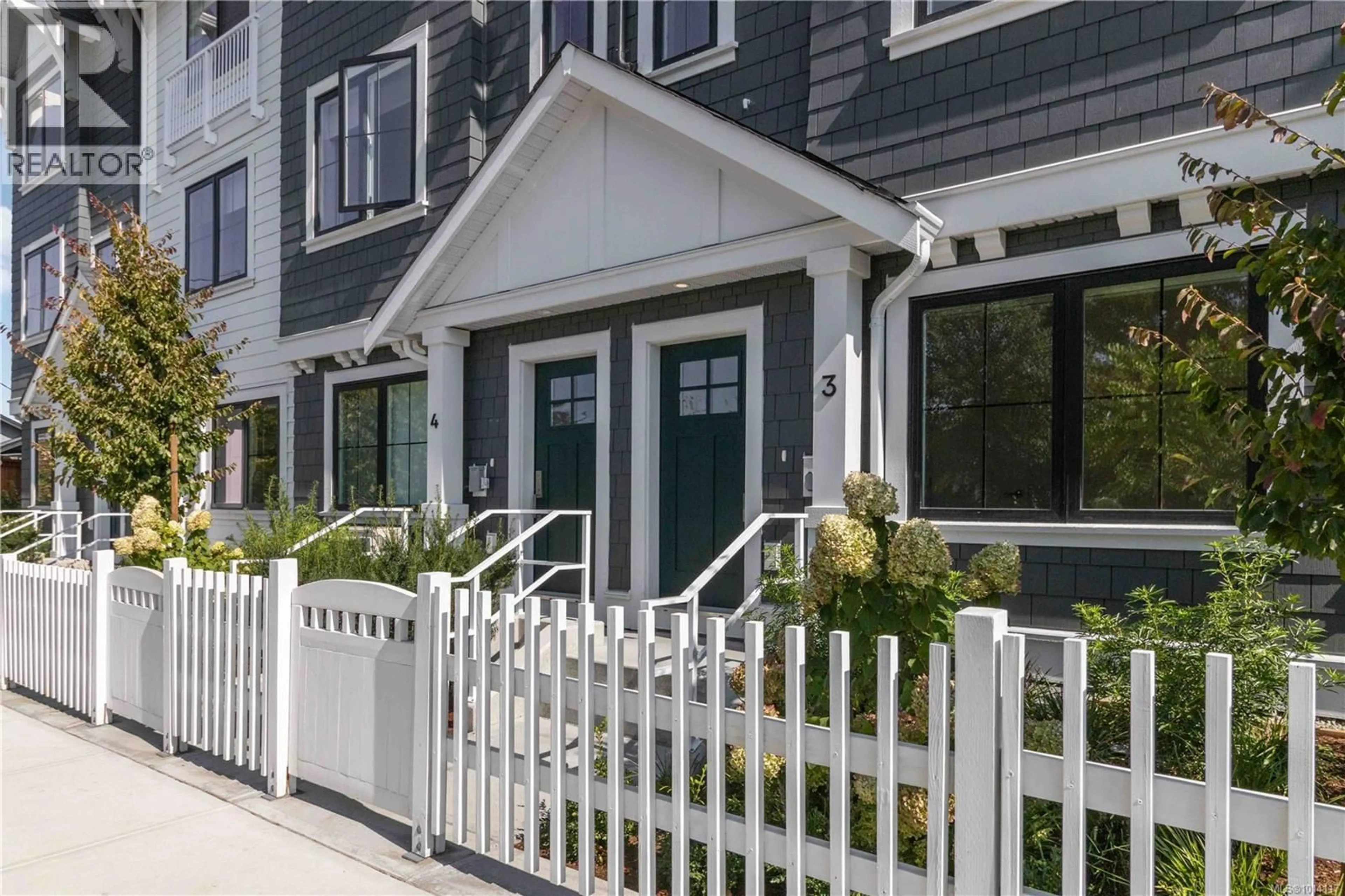 Home with vinyl exterior material, street for TH3 - 3450 WHITTIER AVENUE, Saanich British Columbia V8Z3R2