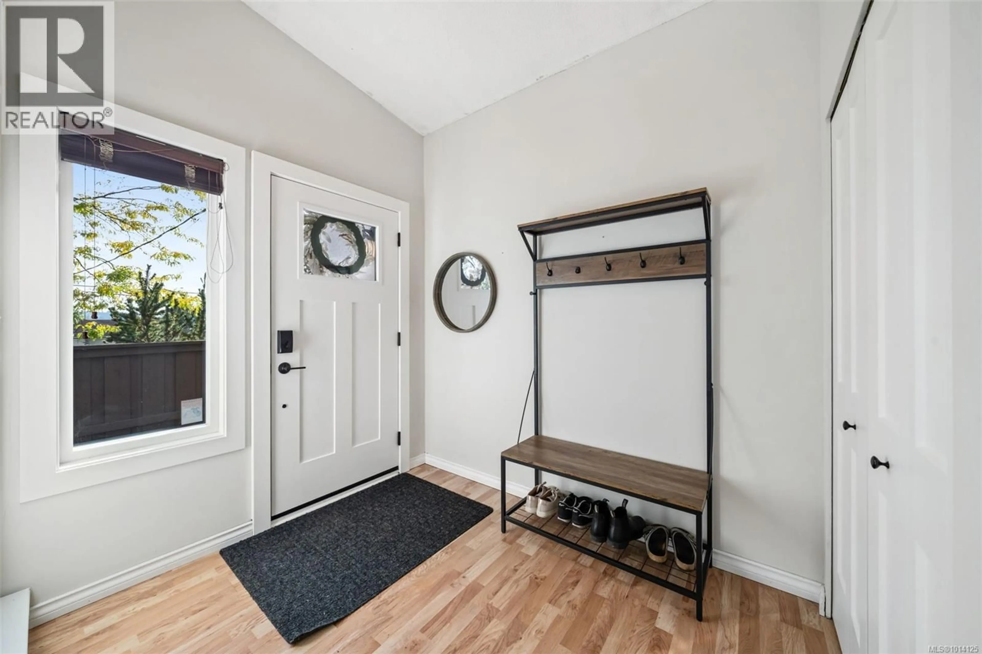 Indoor entryway for 1030 BURNSIDE ROAD WEST, Saanich British Columbia V8Z1N3