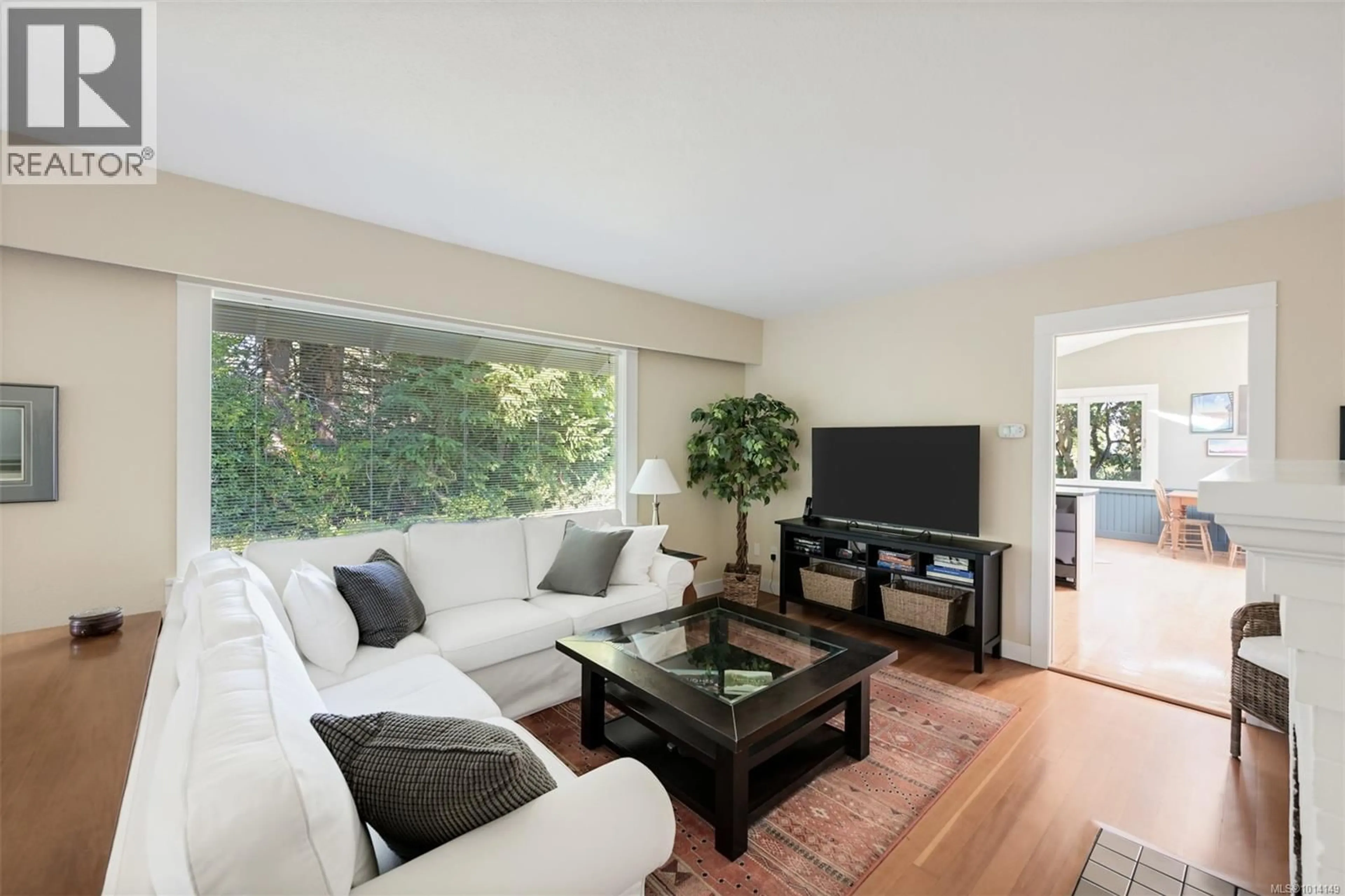 Living room with furniture, unknown for 8645 EAST SAANICH ROAD, North Saanich British Columbia V8L1G9