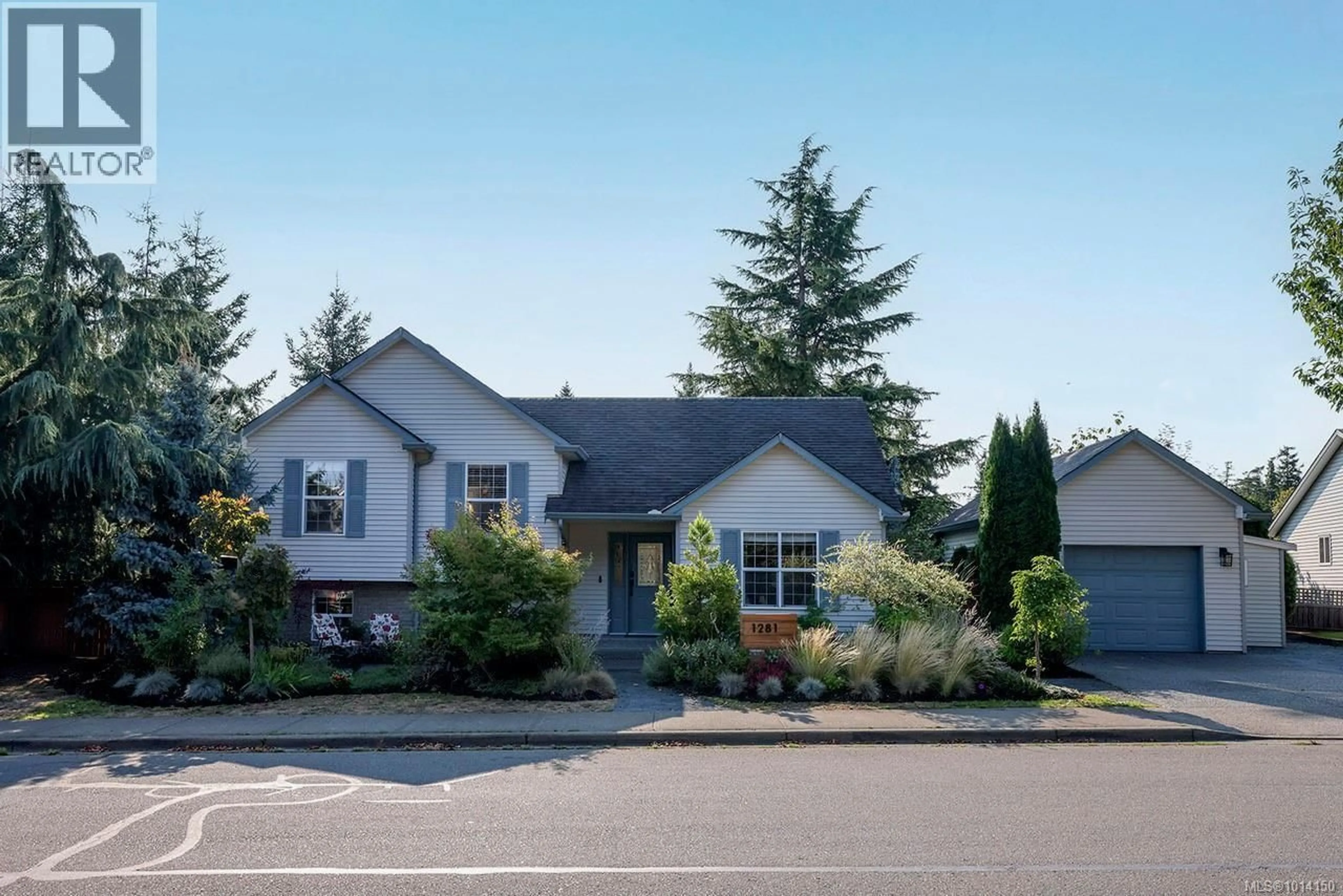 Home with vinyl exterior material, street for 1281 NOEL AVENUE, Comox British Columbia V9M4A3