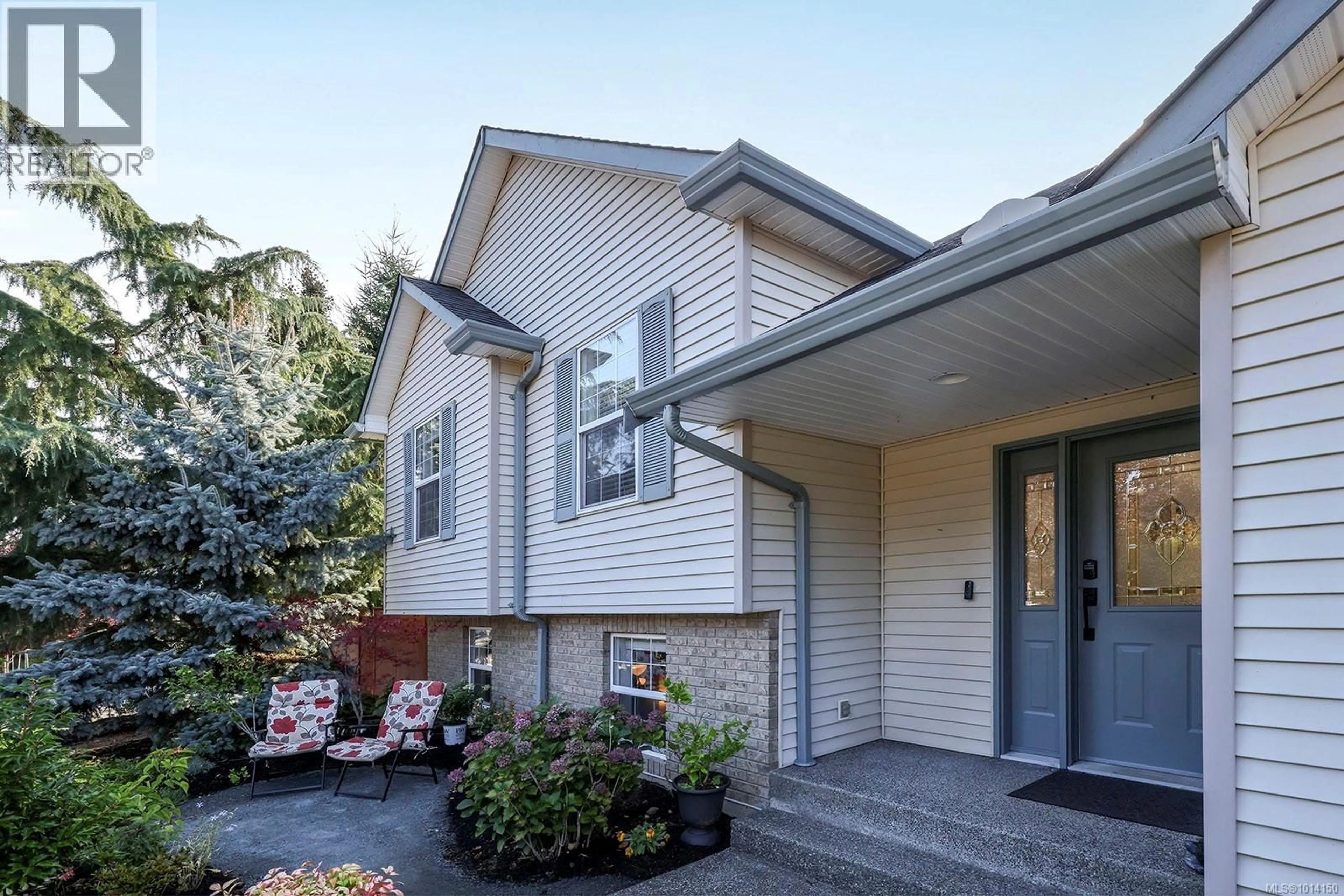 Home with vinyl exterior material, street for 1281 NOEL AVENUE, Comox British Columbia V9M4A3