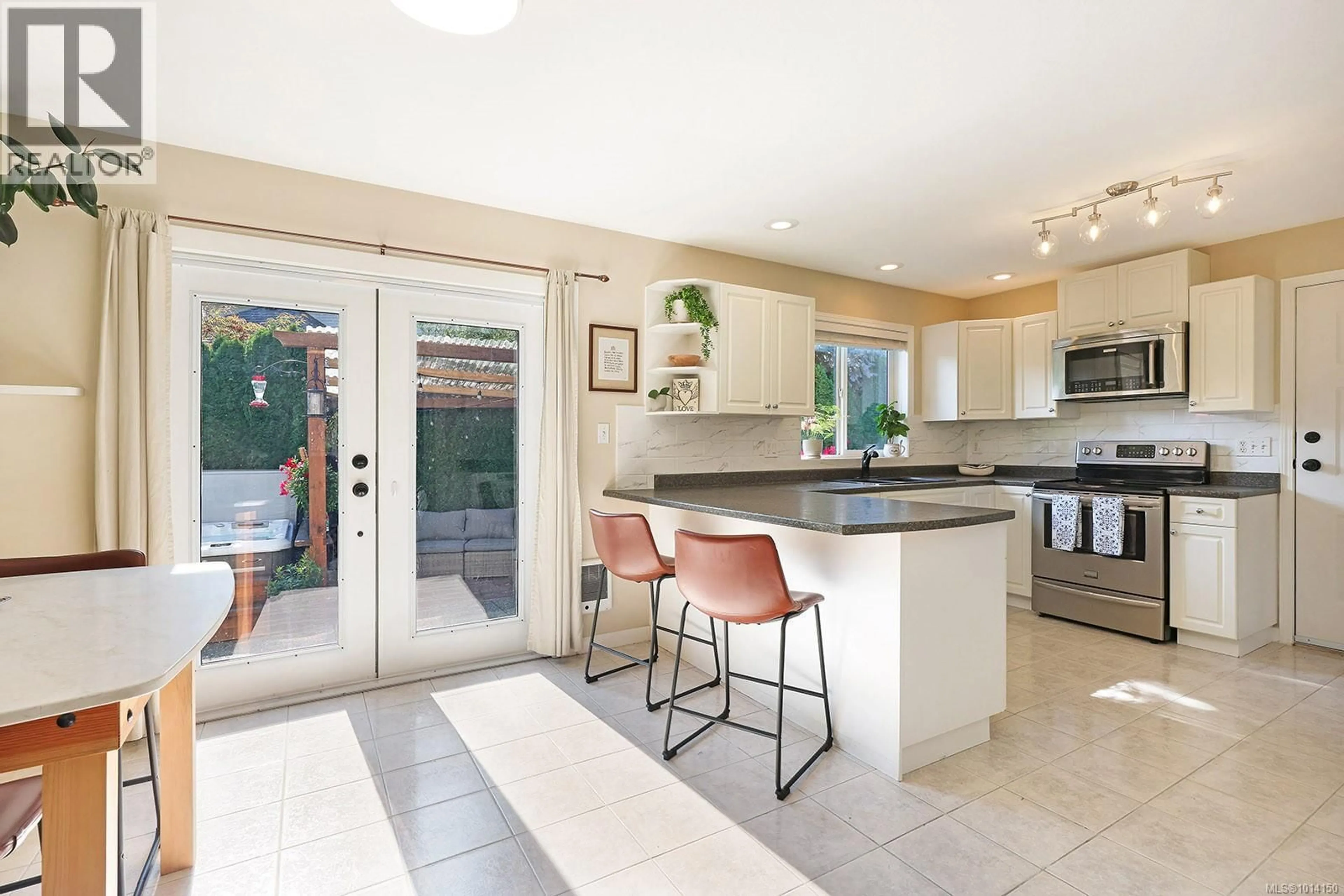 Open concept kitchen, ceramic/tile floor for 1281 NOEL AVENUE, Comox British Columbia V9M4A3