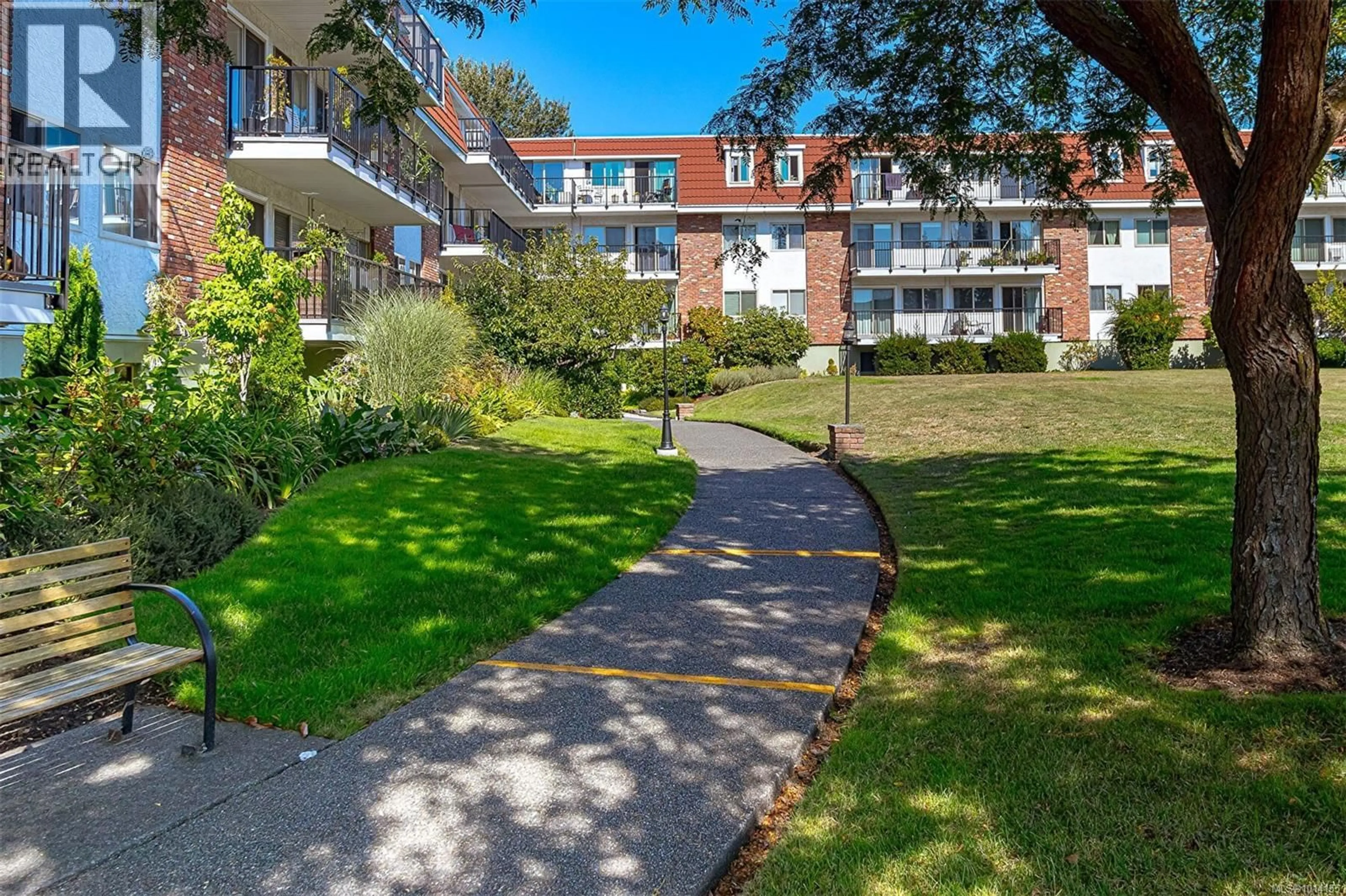 Patio, street for 110 - 1680 POPLAR AVENUE, Saanich British Columbia V8P4K7