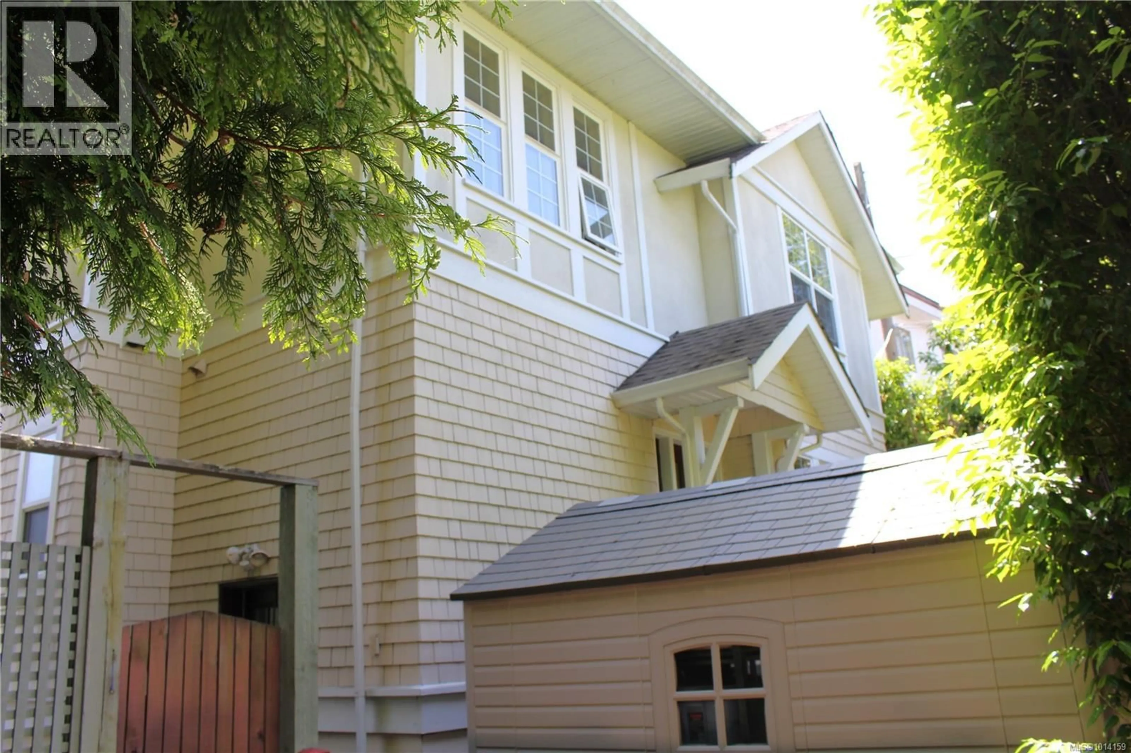 Home with vinyl exterior material, street for 1046 ST. CHARLES STREET, Victoria British Columbia V8S3P6
