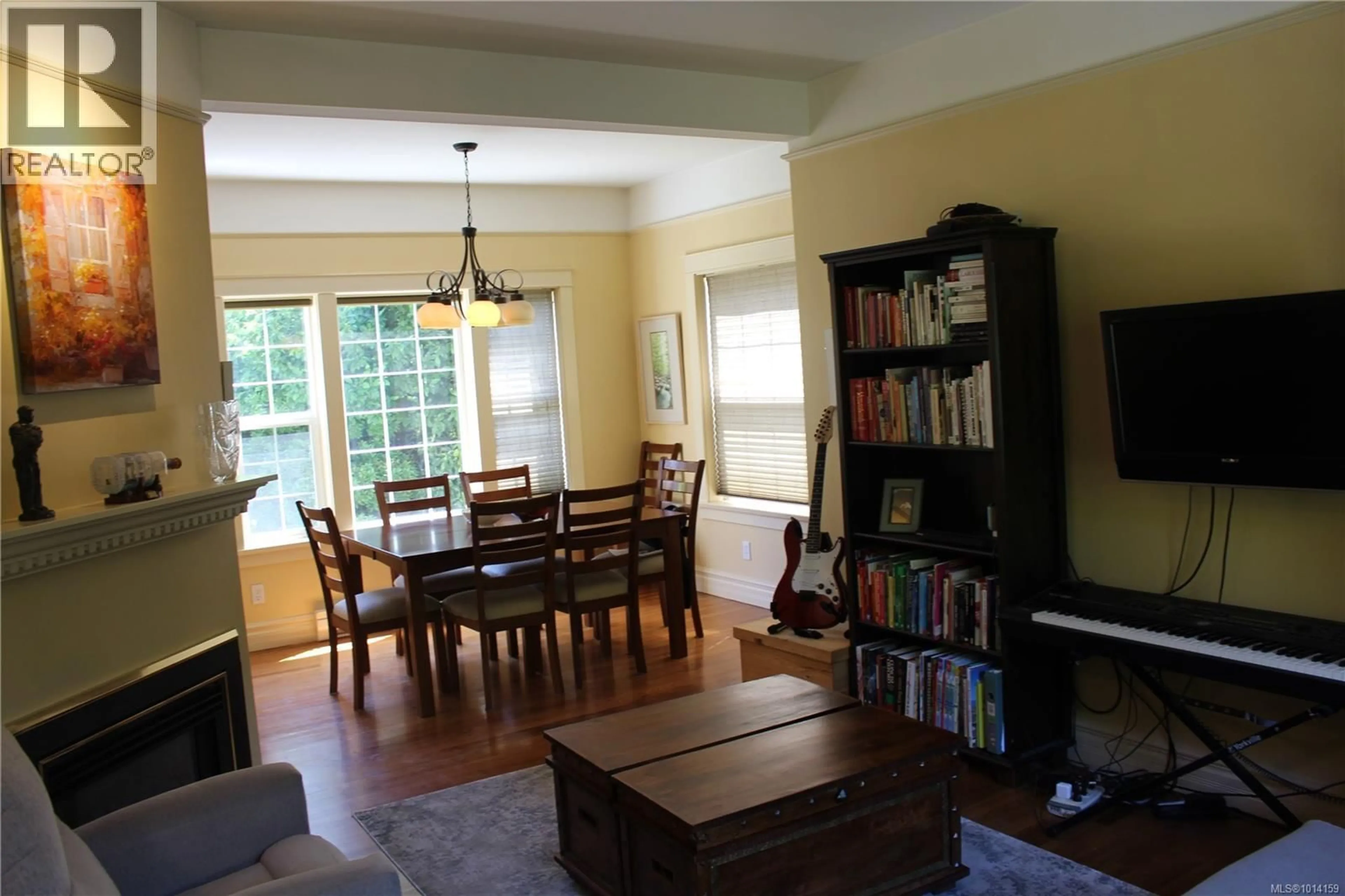 Dining room, wood/laminate floor for 1046 ST. CHARLES STREET, Victoria British Columbia V8S3P6