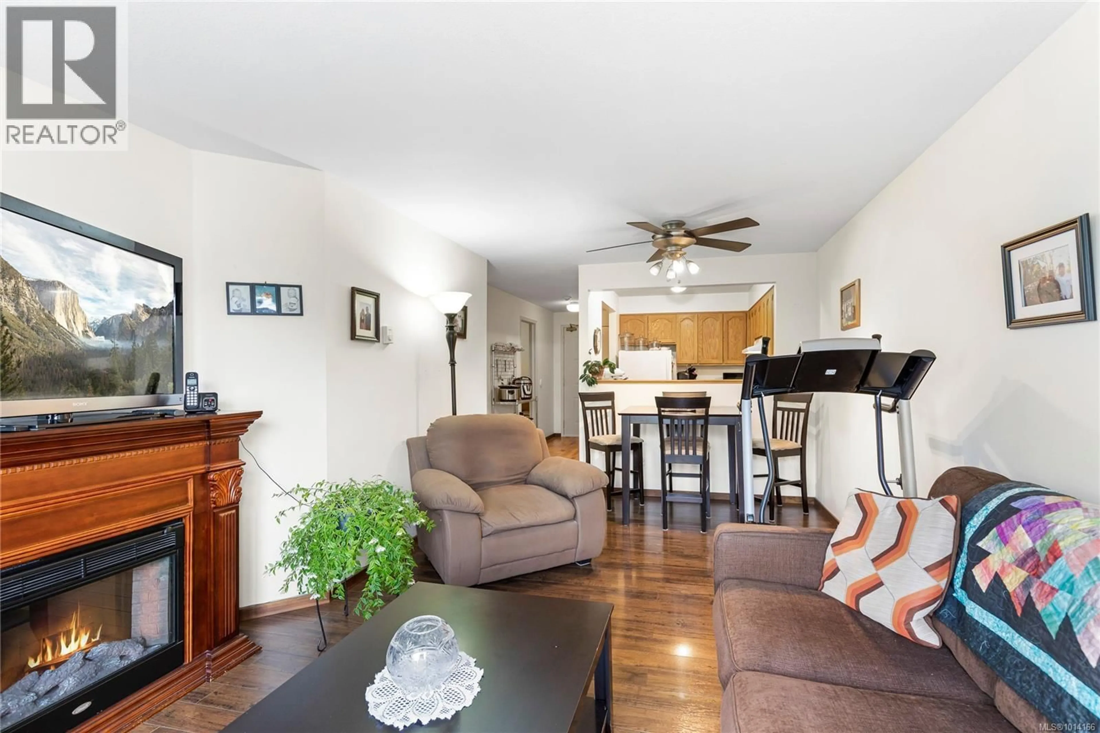 Living room with furniture, wood/laminate floor for 412 - 30 CAVAN STREET, Nanaimo British Columbia V9R6K3