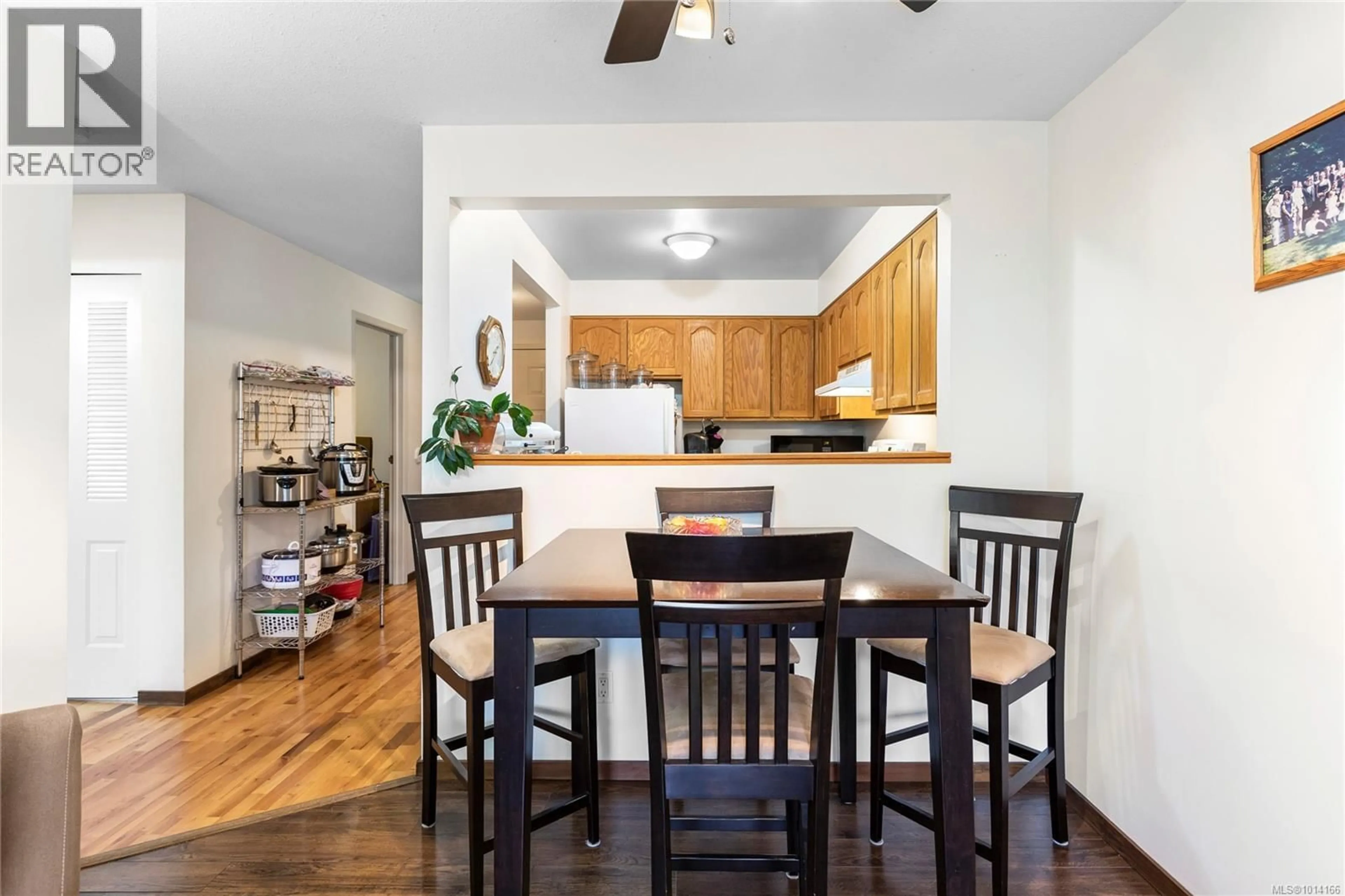 Open concept kitchen, wood/laminate floor for 412 - 30 CAVAN STREET, Nanaimo British Columbia V9R6K3