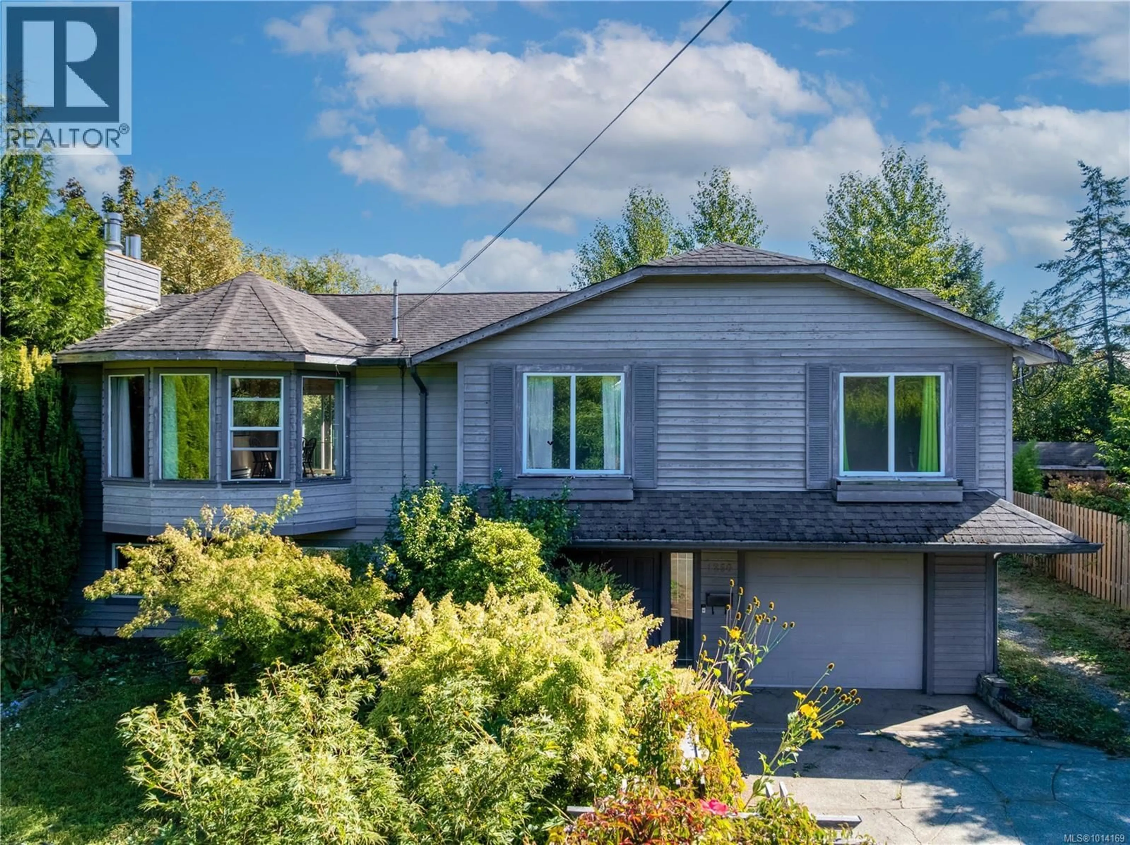 Home with vinyl exterior material, street for 1250 22ND STREET, Courtenay British Columbia V9N7L6