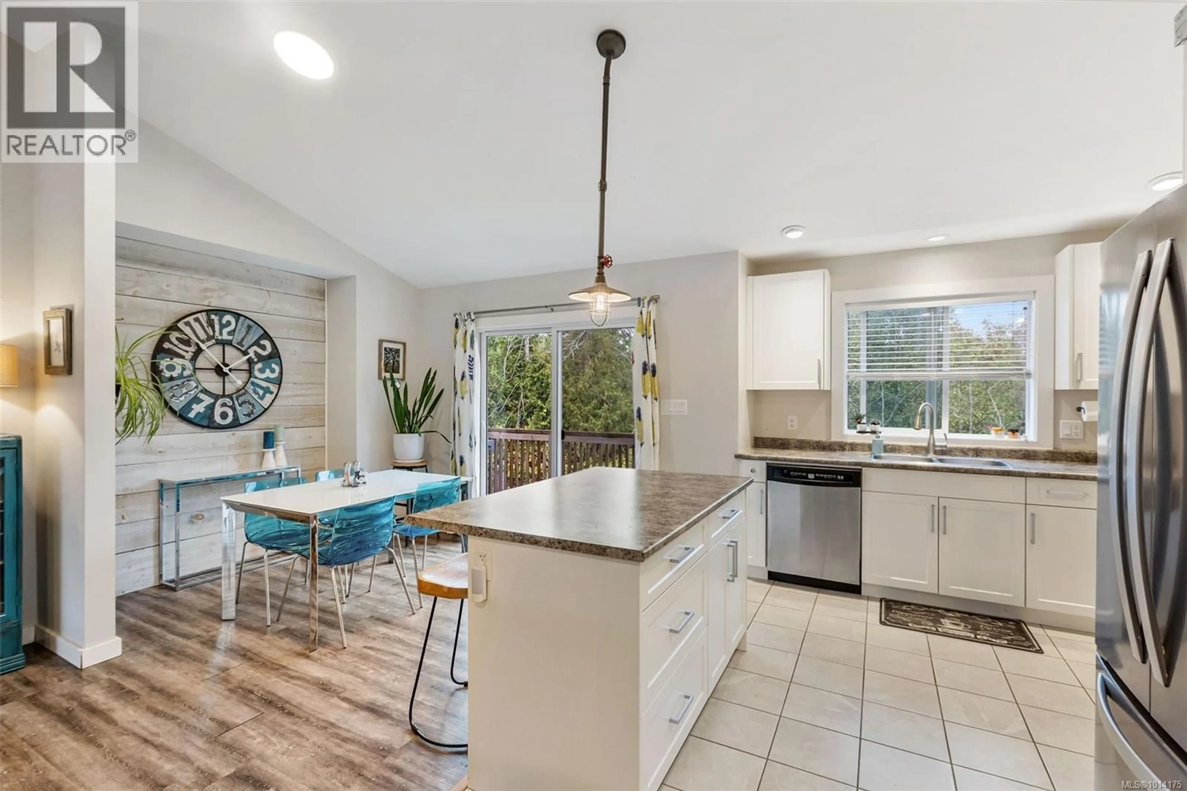 Open concept kitchen, ceramic/tile floor for 9 - 1711 CHAPLIN STREET, Crofton British Columbia V0R1R0