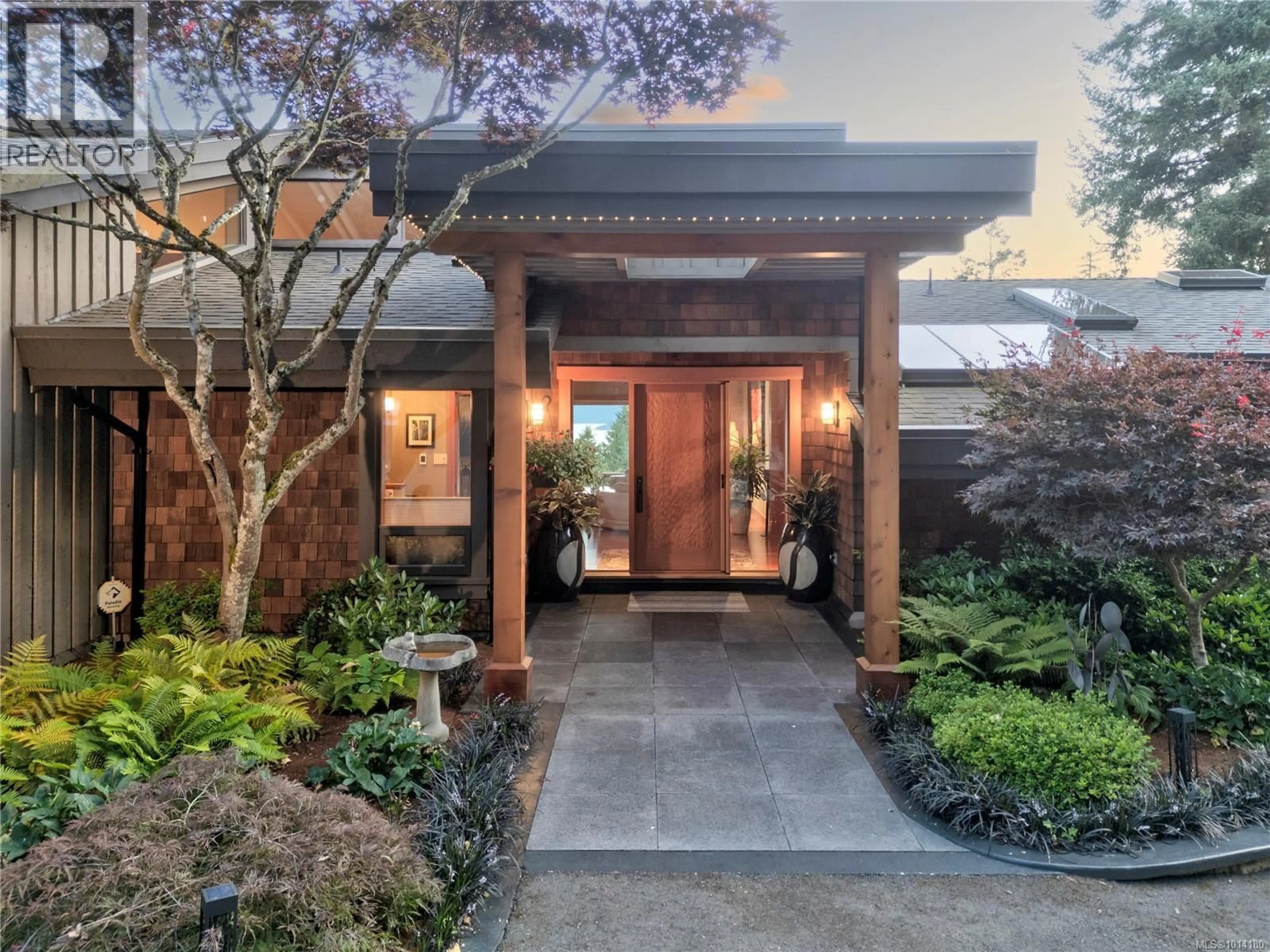 Indoor entryway for 8100 WOODWYN TERRACE, Central Saanich British Columbia V8M1S2