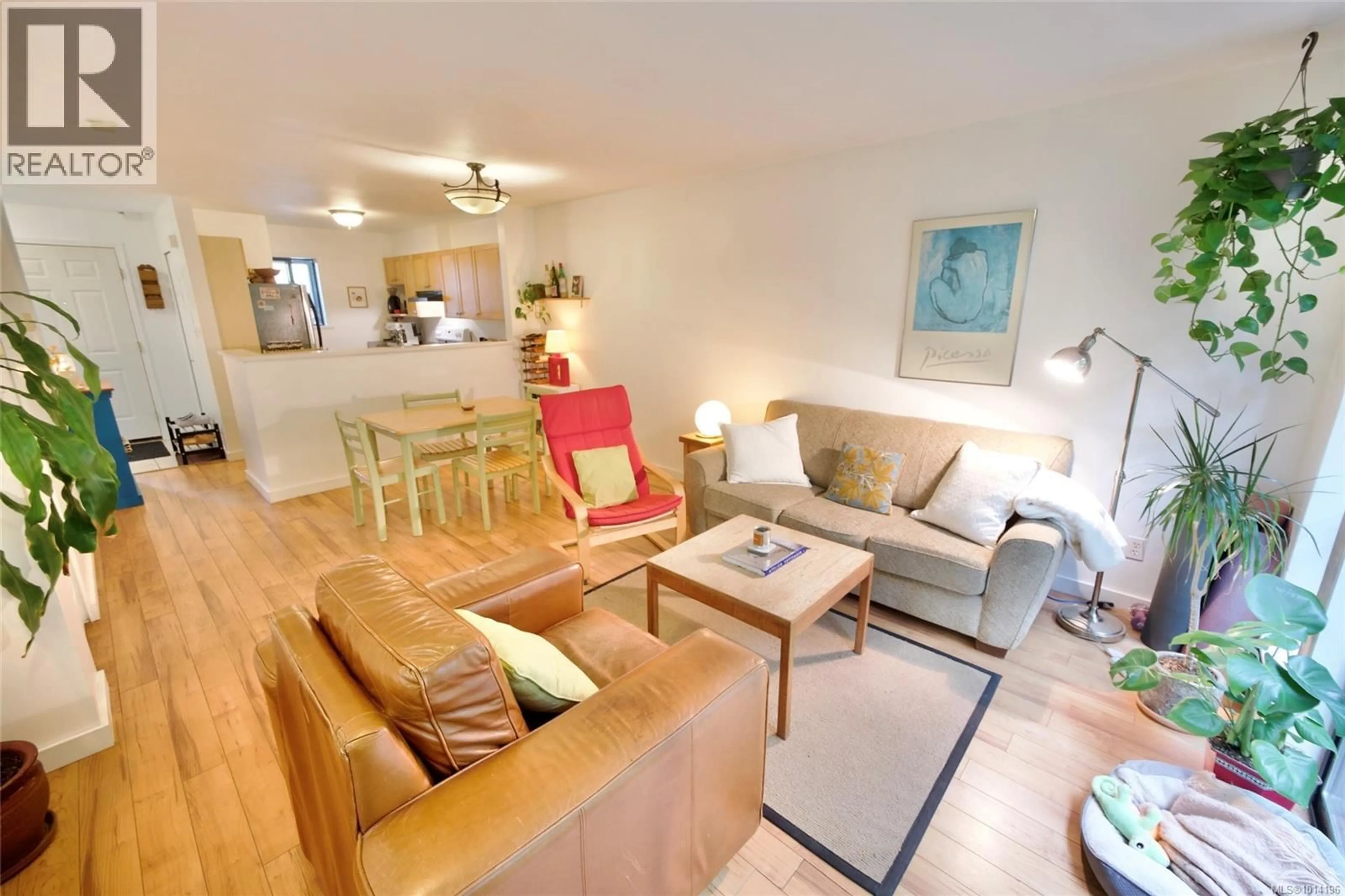Living room with furniture, wood/laminate floor for 10 - 595 GIBSON STREET, Tofino British Columbia V0R2Z0