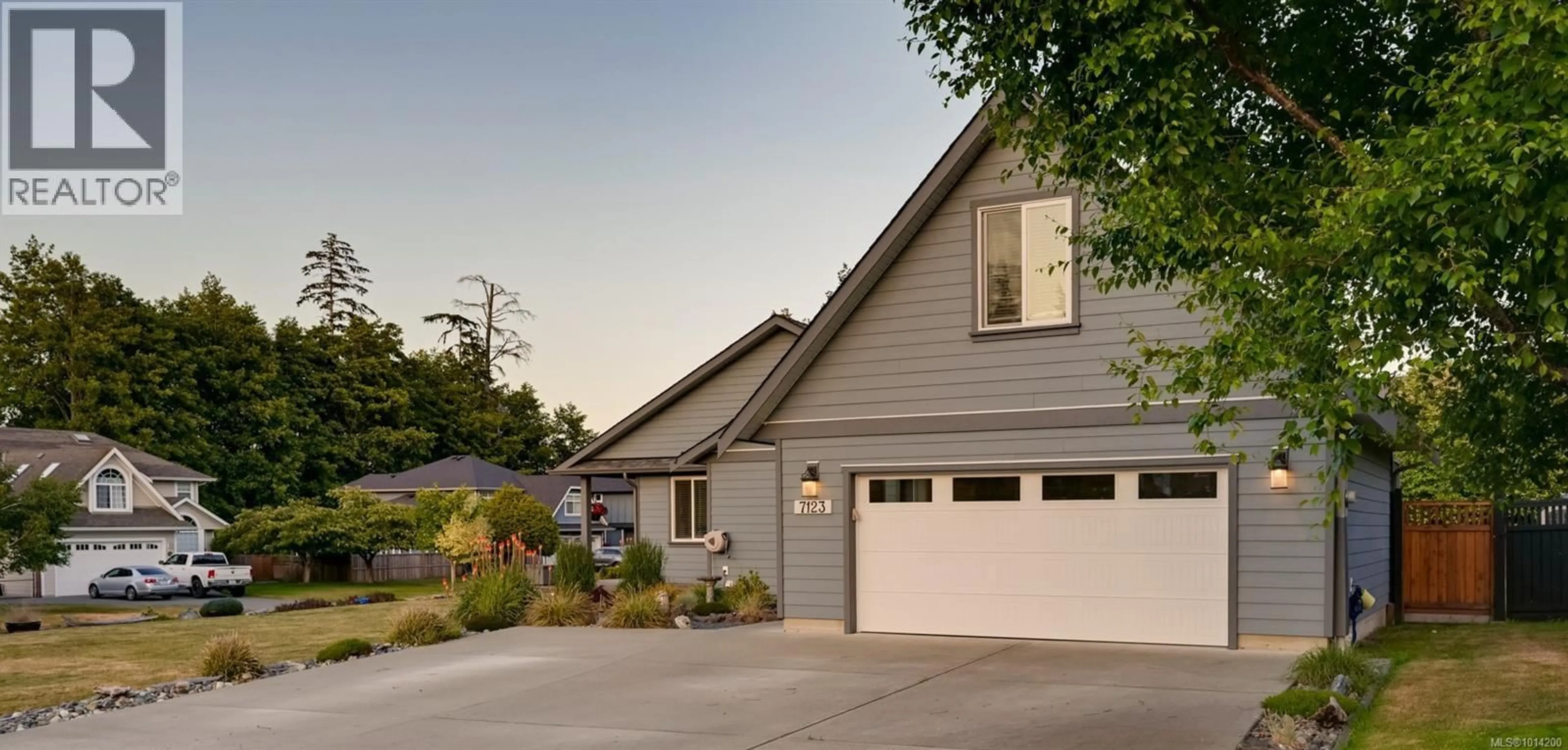 Home with vinyl exterior material, street for 7123 JACKSONS PLACE, Sooke British Columbia V9Z0T7