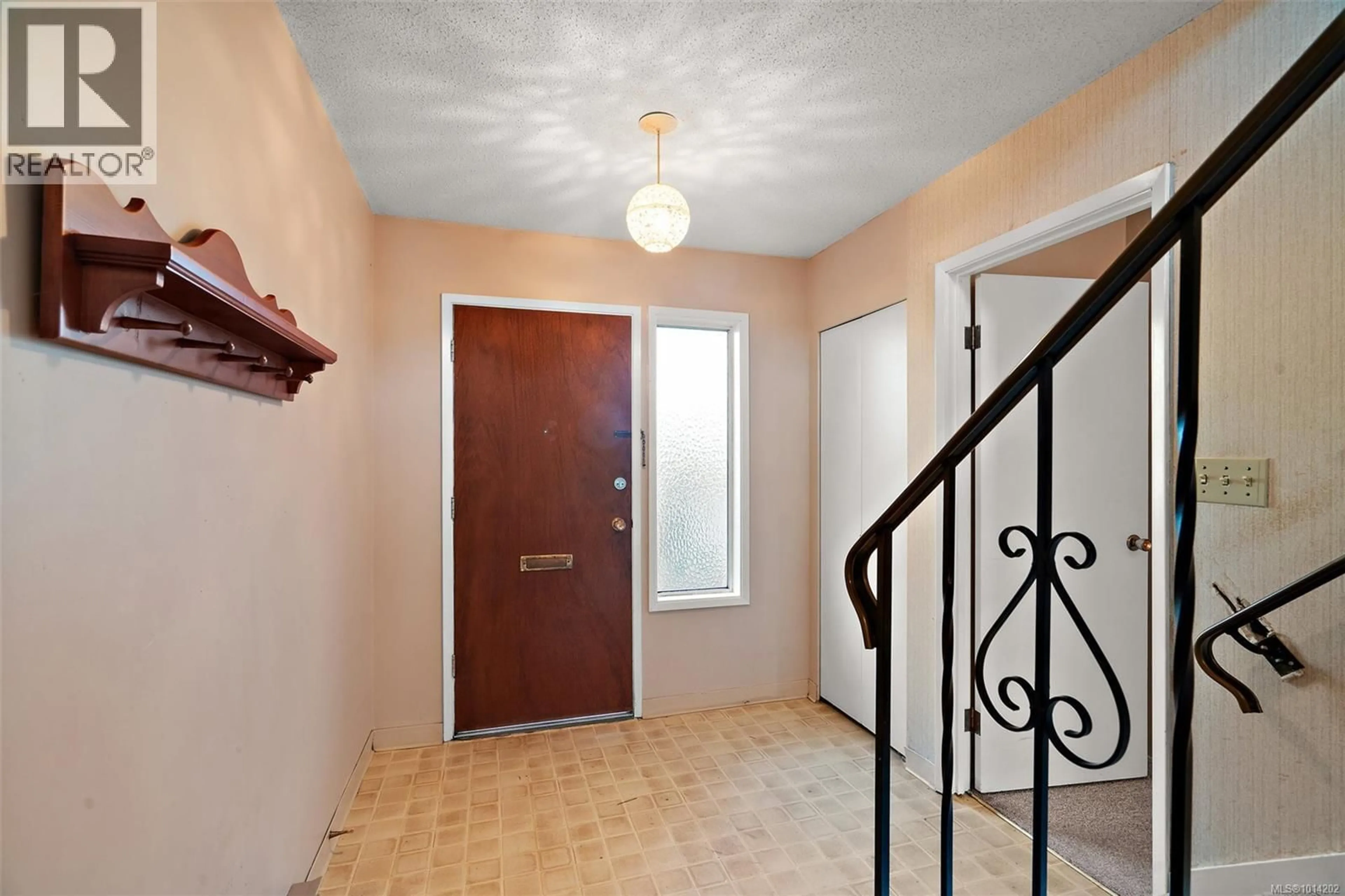 Indoor foyer for 27 - 4051 SHELBOURNE STREET, Saanich British Columbia V8N3E5