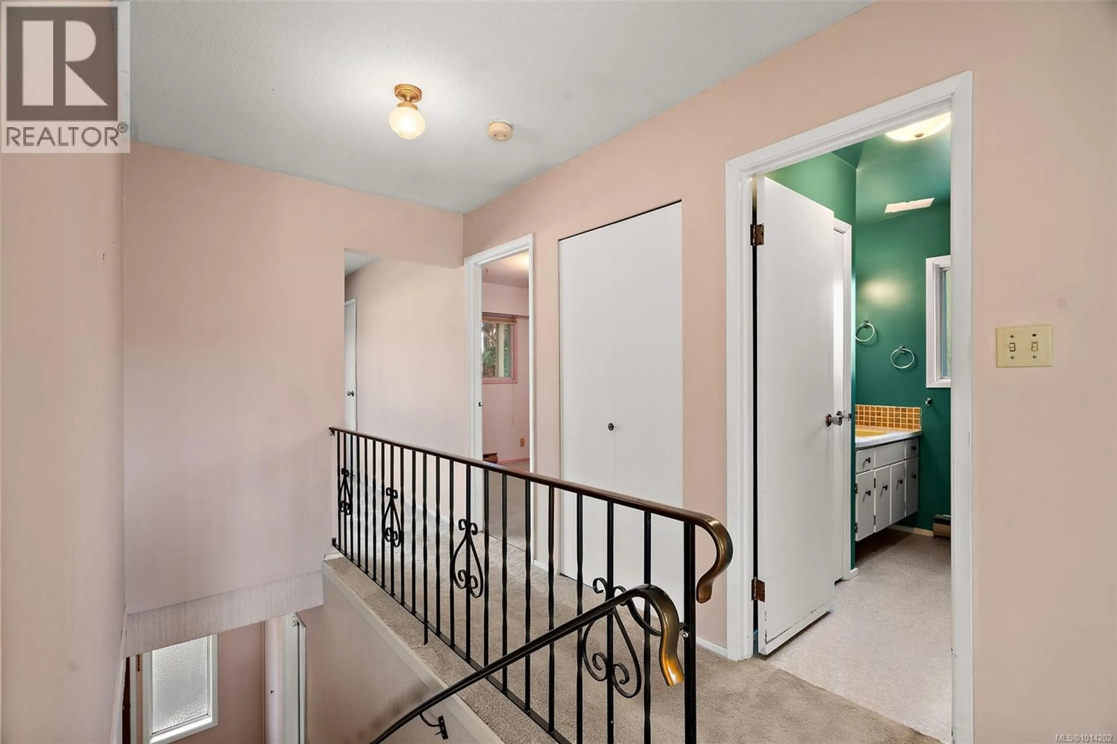 Indoor entryway for 27 - 4051 SHELBOURNE STREET, Saanich British Columbia V8N3E5