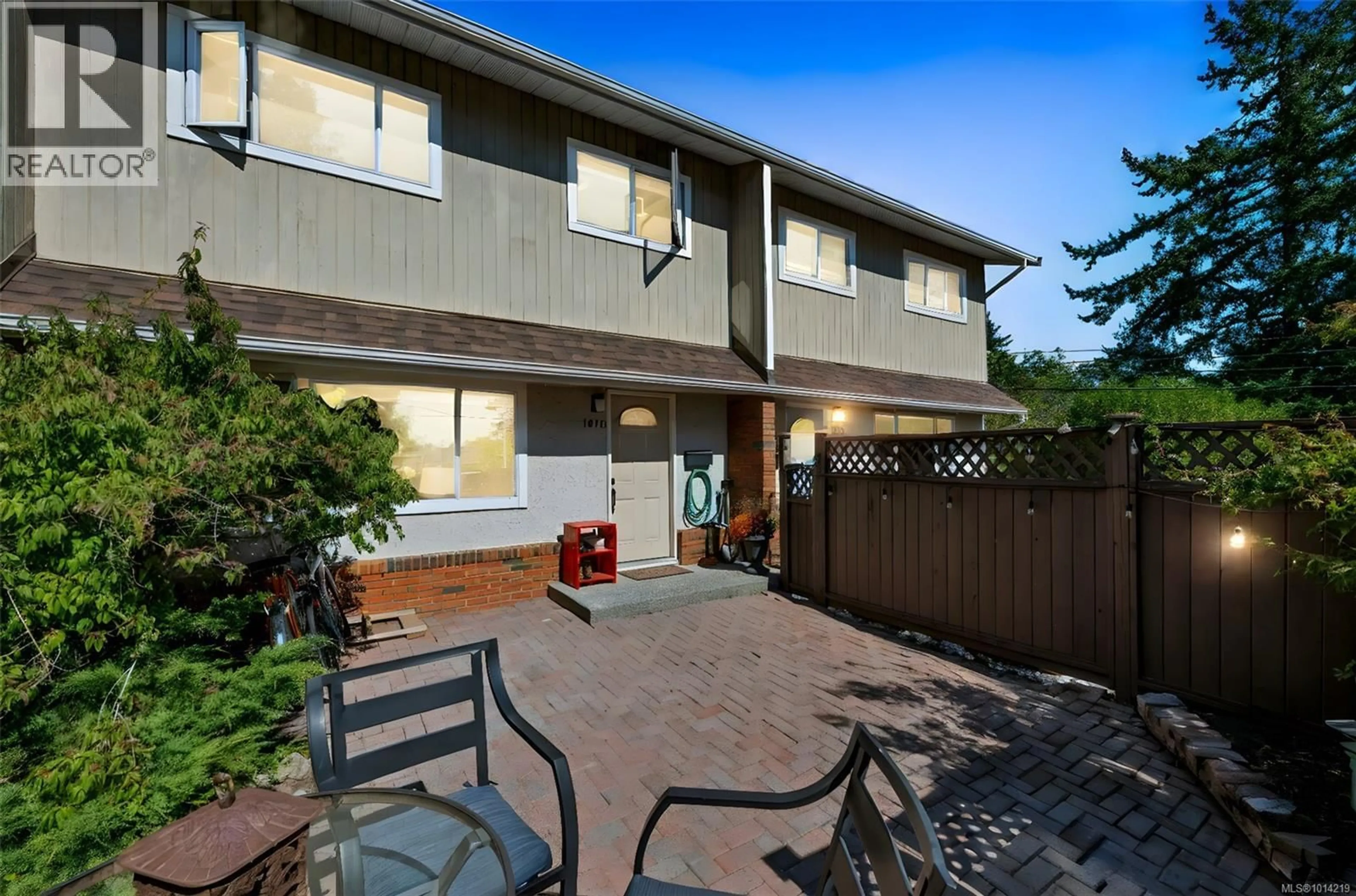 Patio, street for 1018 FALMOUTH ROAD, Saanich British Columbia V8X3A5